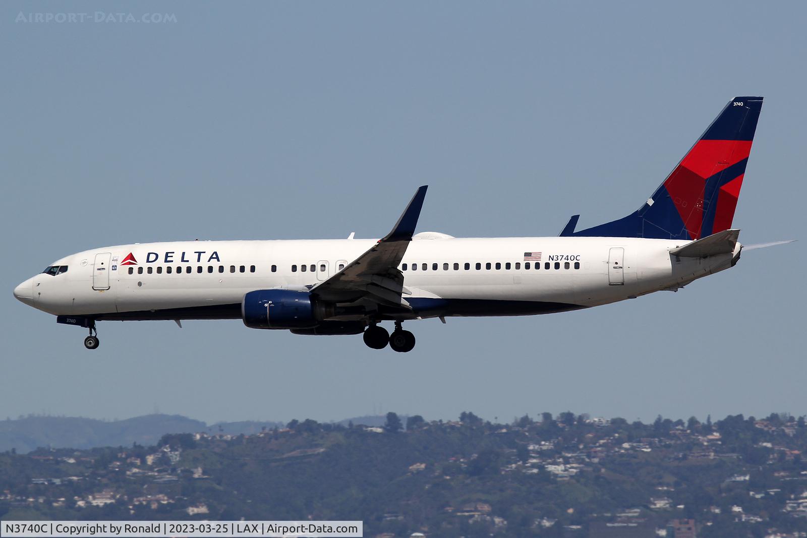 N3740C, 2000 Boeing 737-832 C/N 30800, at lax