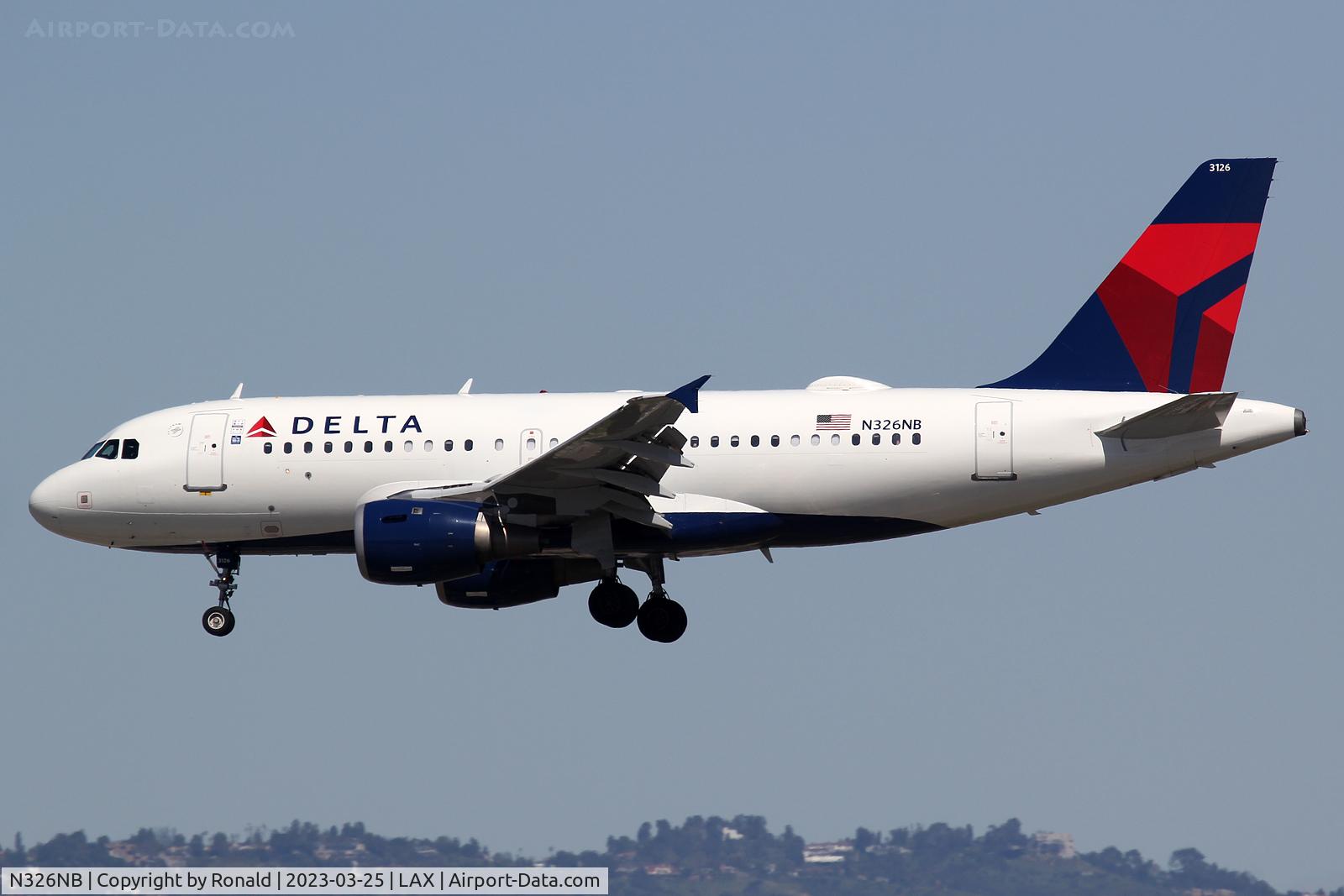N326NB, 2001 Airbus A319-114 C/N 1498, at lax