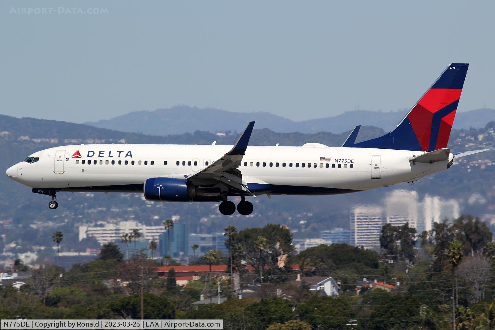 N775DE, 2013 Boeing 737-8EH C/N 39620, at lax