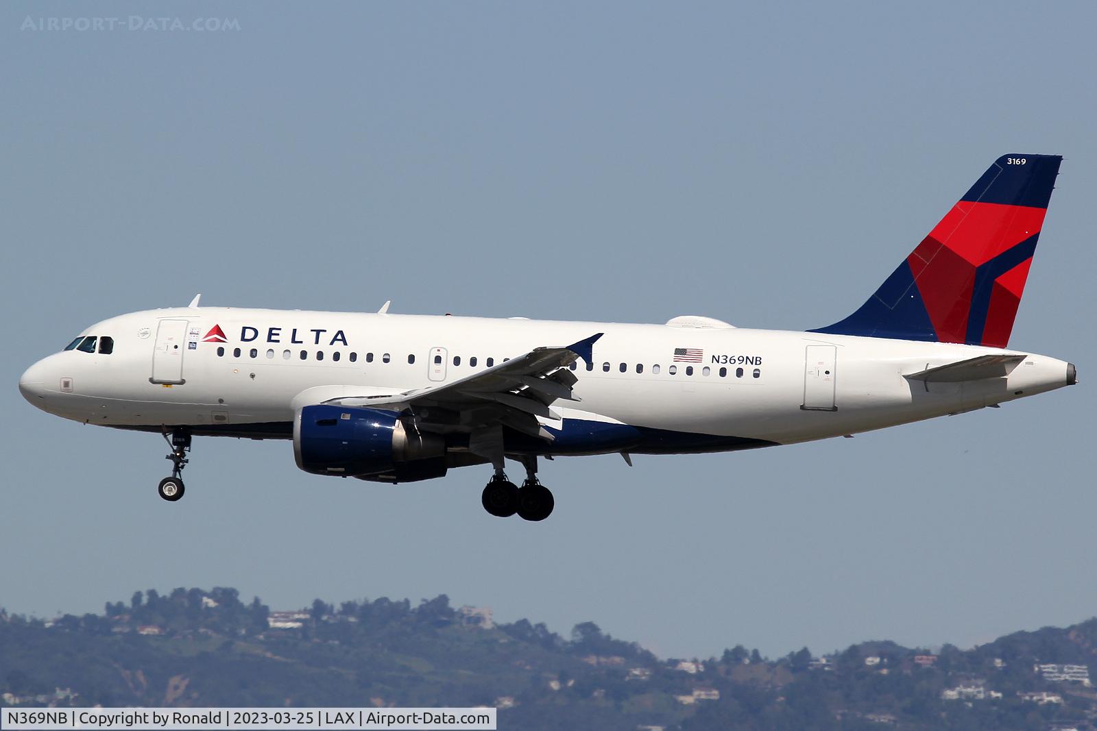 N369NB, 2003 Airbus A319-114 C/N 2047, at lax