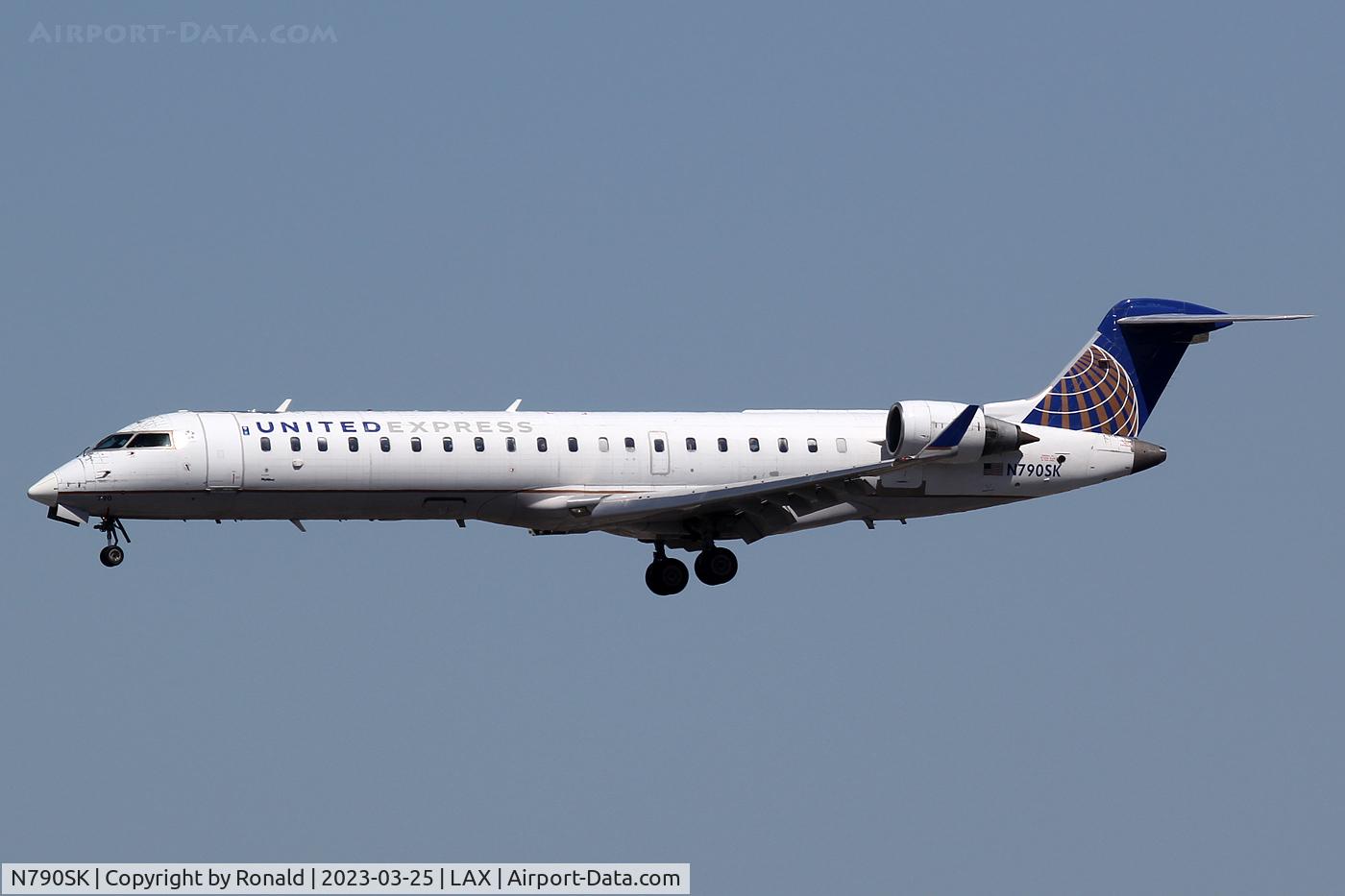 N790SK, 2009 Canadair CL-600-2C10 Regional Jet CRJ-700 C/N 10292, at lax