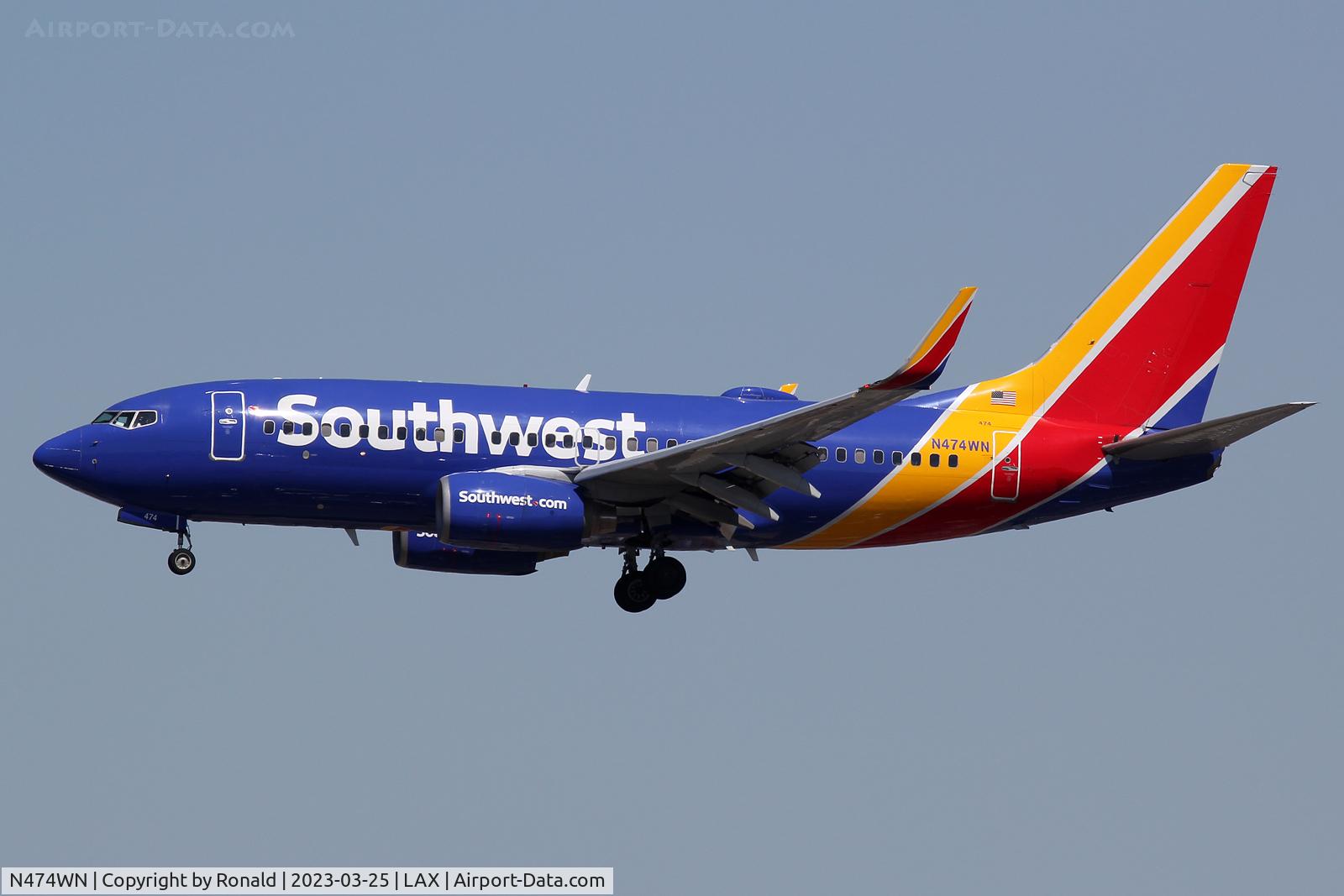 N474WN, 2004 Boeing 737-7H4 C/N 33861, at lax