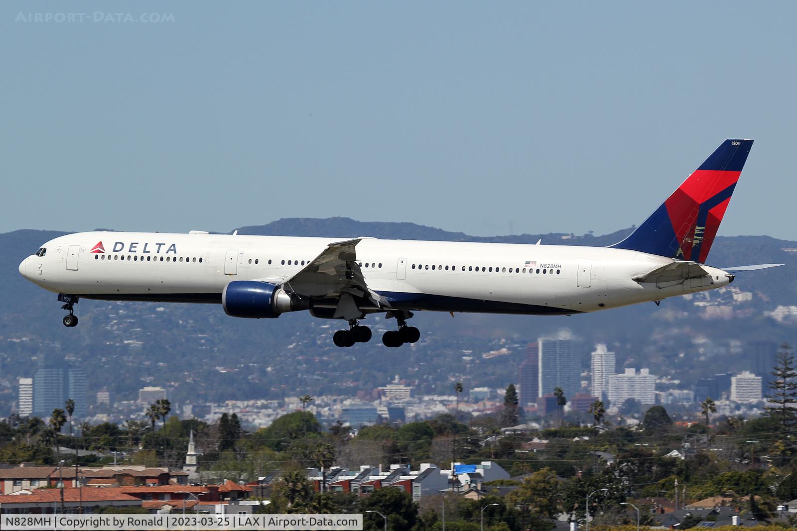 N828MH, 2000 Boeing 767-432/ER C/N 29699, at lax