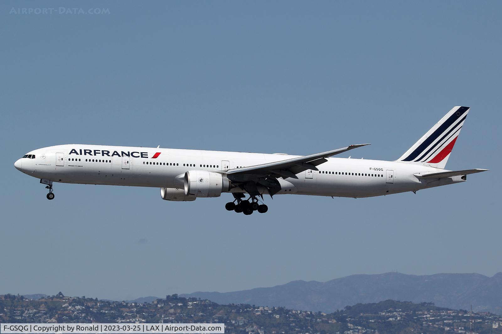 F-GSQG, 2004 Boeing 777-328/ER C/N 32850, at lax
