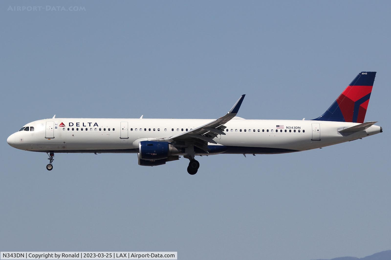 N343DN, 2018 Airbus A321-211 C/N 8200, at lax