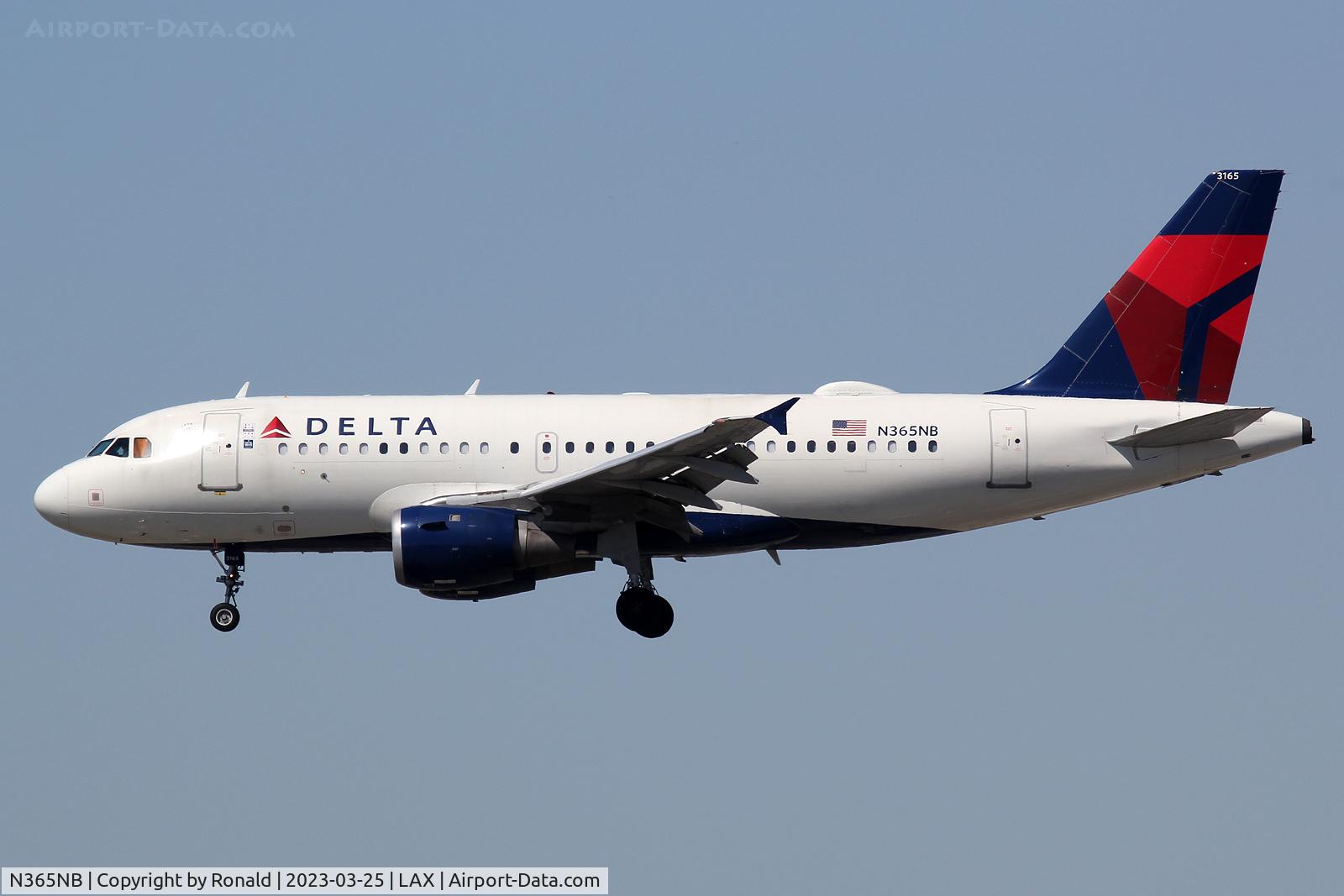 N365NB, 2003 Airbus A319-114 C/N 2013, at lax