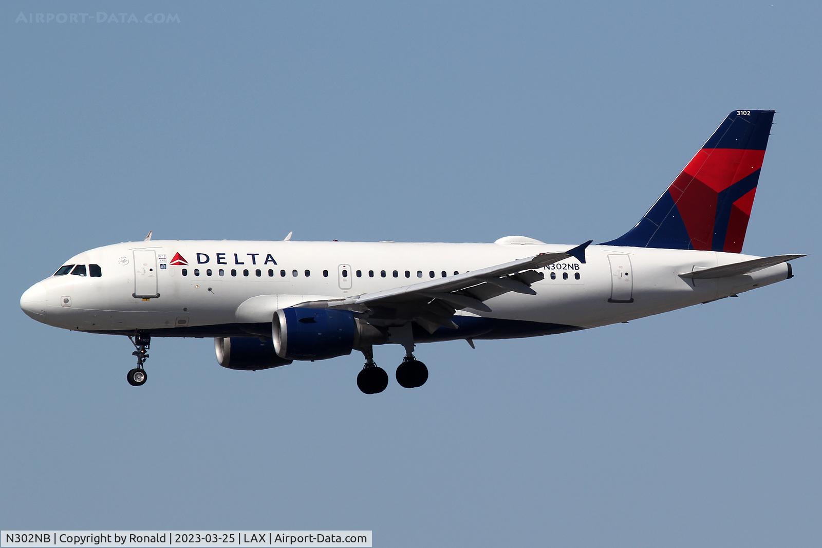 N302NB, 1999 Airbus A319-114 C/N 1062, at lax