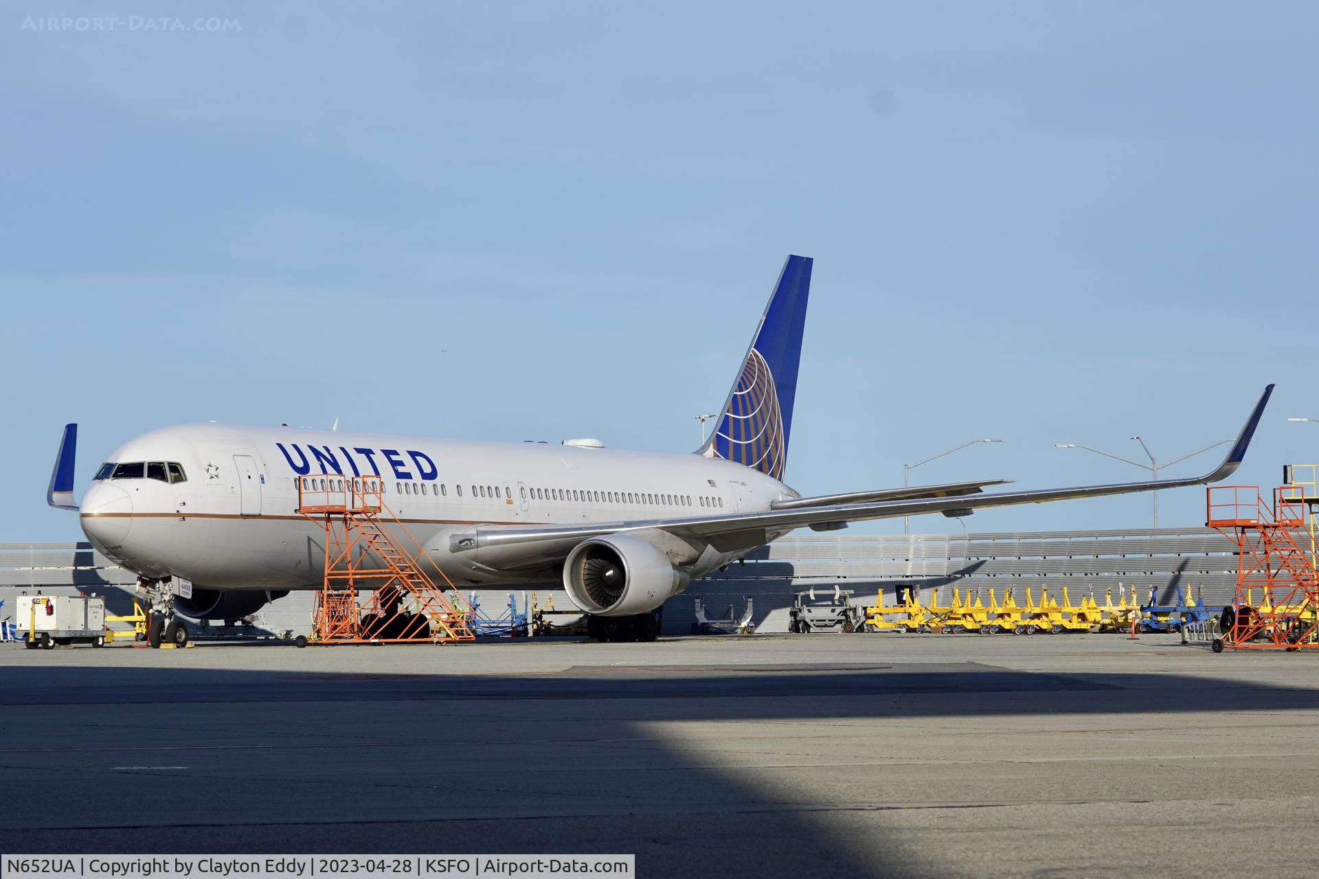 N652UA, 1992 Boeing 767-322 C/N 25390, SFO 2023.