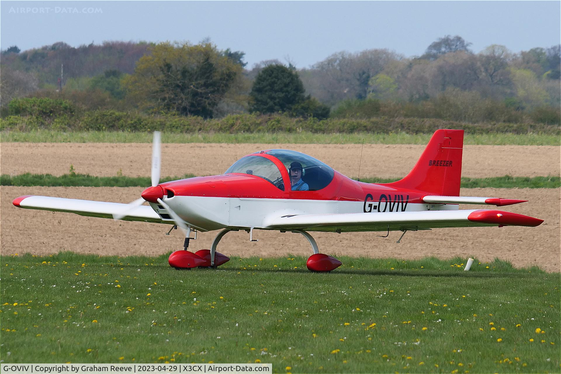 G-OVIV, 2011 Breezer B600 C/N 016LSA, Just landed at Northrepps.