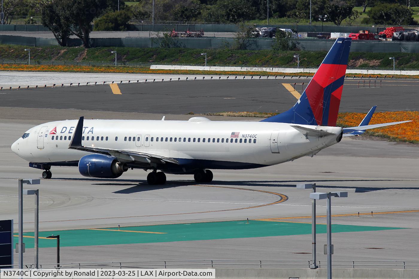 N3740C, 2000 Boeing 737-832 C/N 30800, at lax