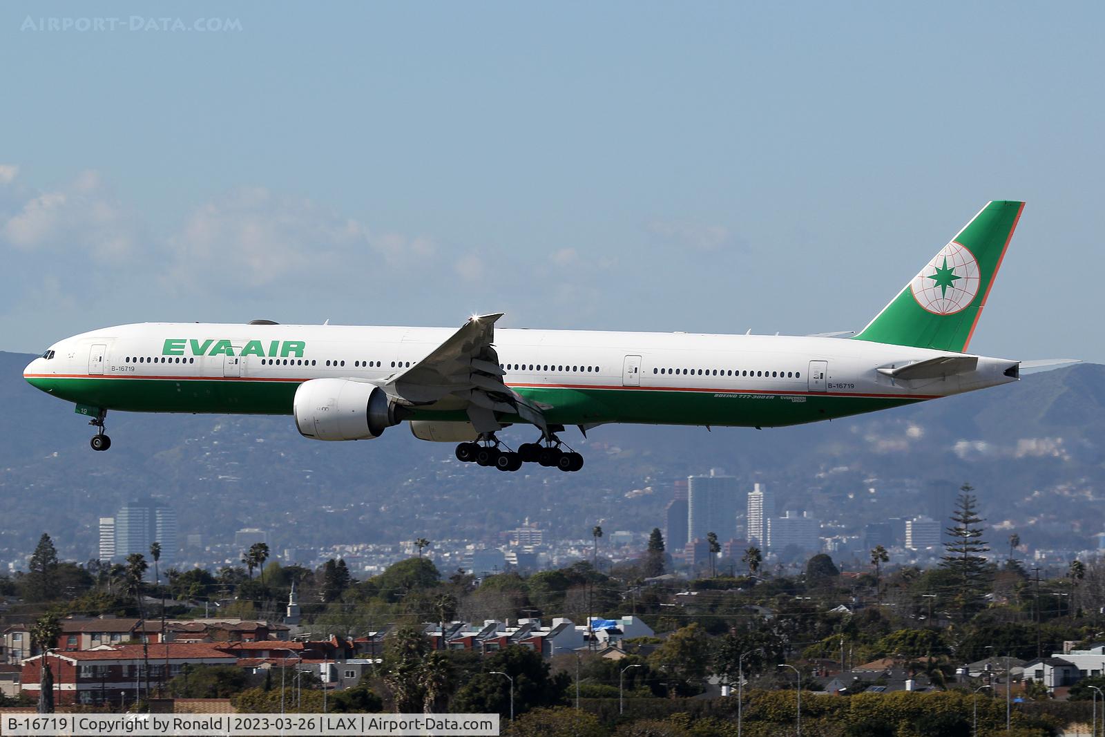 B-16719, 2014 Boeing 777-36N/ER C/N 42103, at lax