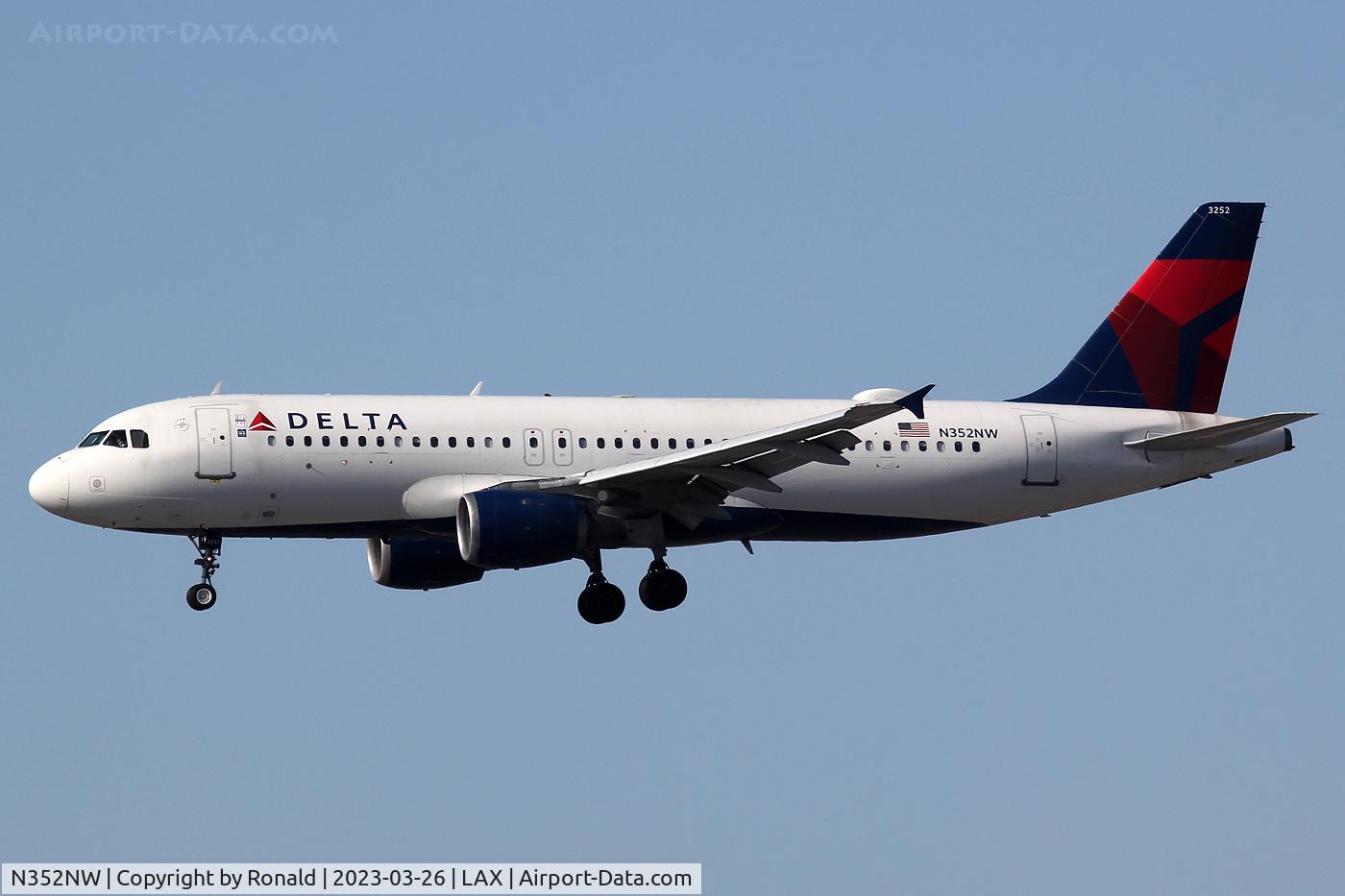 N352NW, 1998 Airbus A320-212 C/N 778, at lax