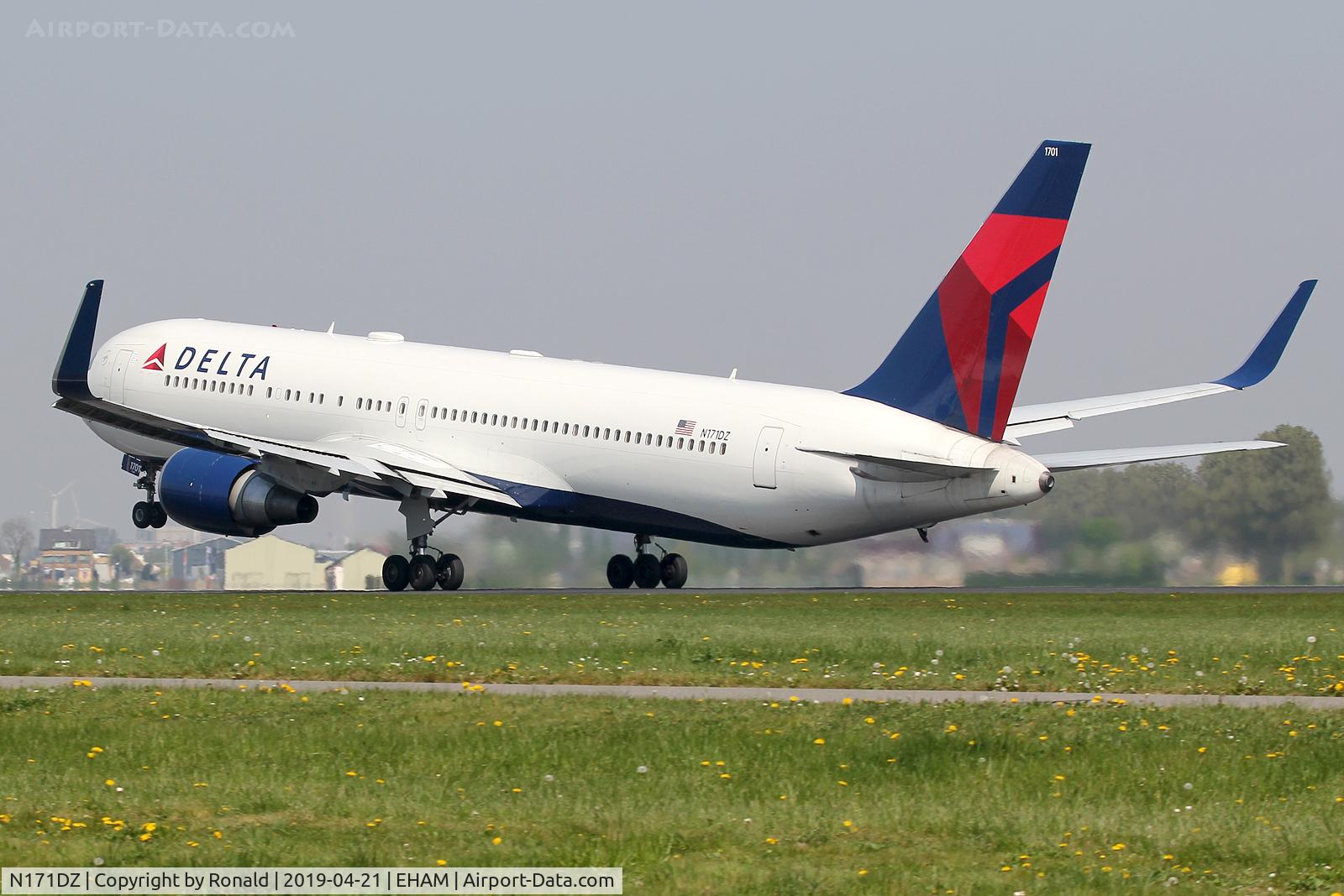 N171DZ, 1998 Boeing 767-332 C/N 29690, at spl