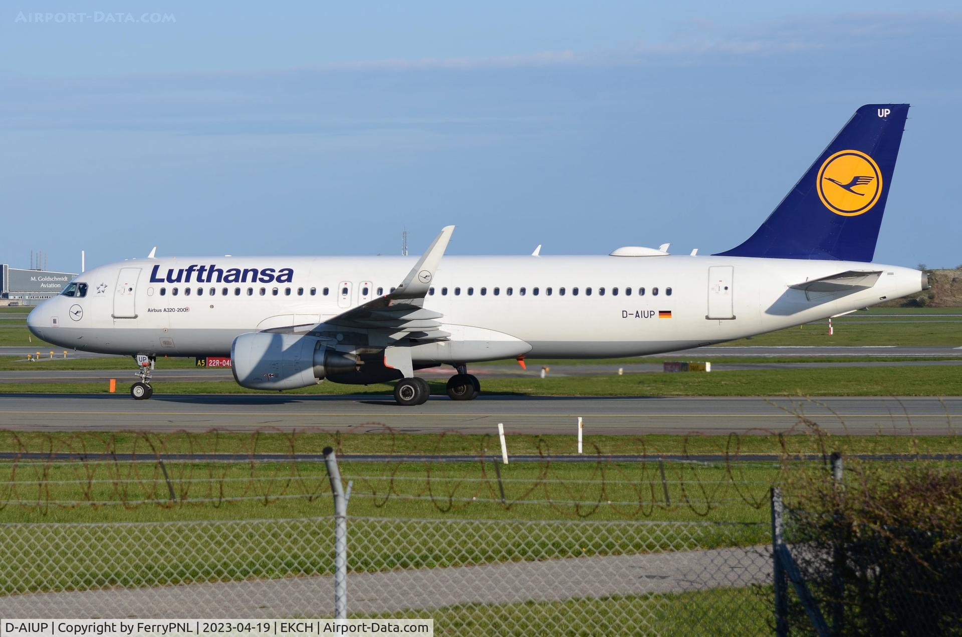 D-AIUP, 2015 Airbus A320-214 C/N 6807, Lufthansa A320 arriving