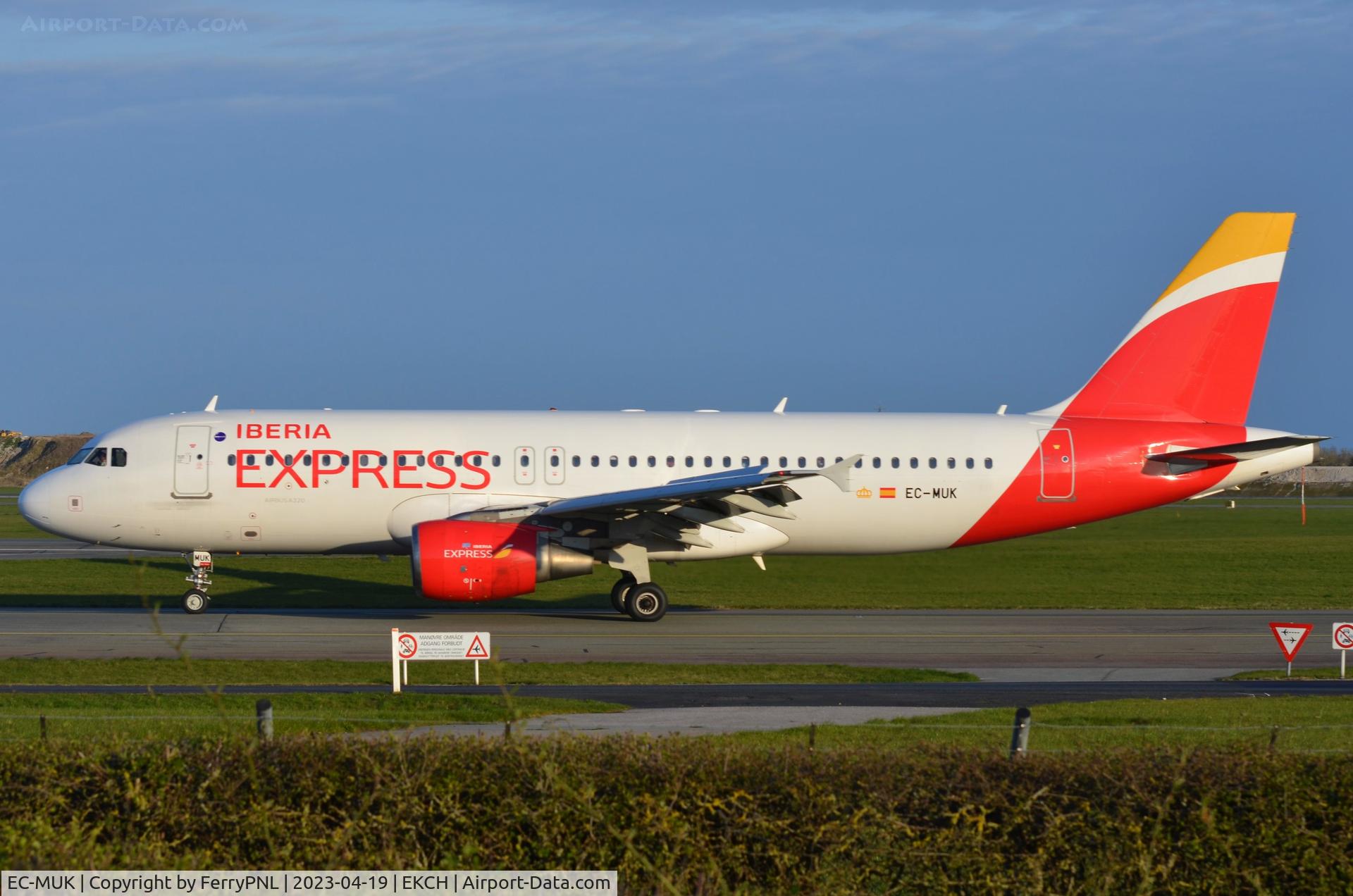 EC-MUK, 2007 Airbus A320-214 C/N 3293, Iberia A320 taxying past
