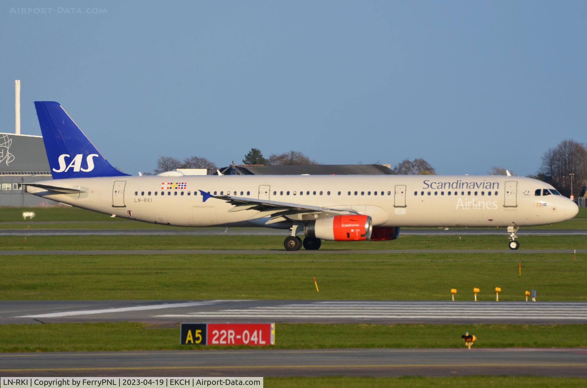 LN-RKI, 2002 Airbus A321-232 C/N 1817, SAS A321 for departure