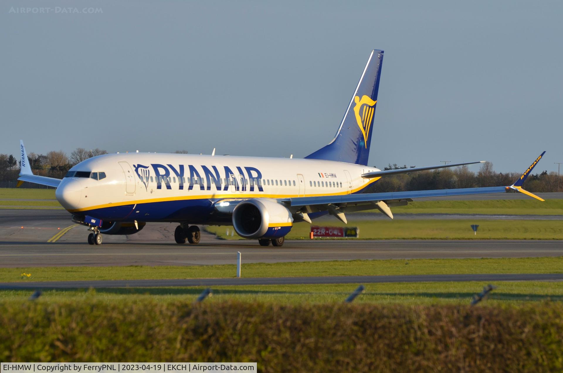 EI-HMW, 2022 Boeing 737-8-200 MAX C/N 65891, Ryanair B738M arriving
