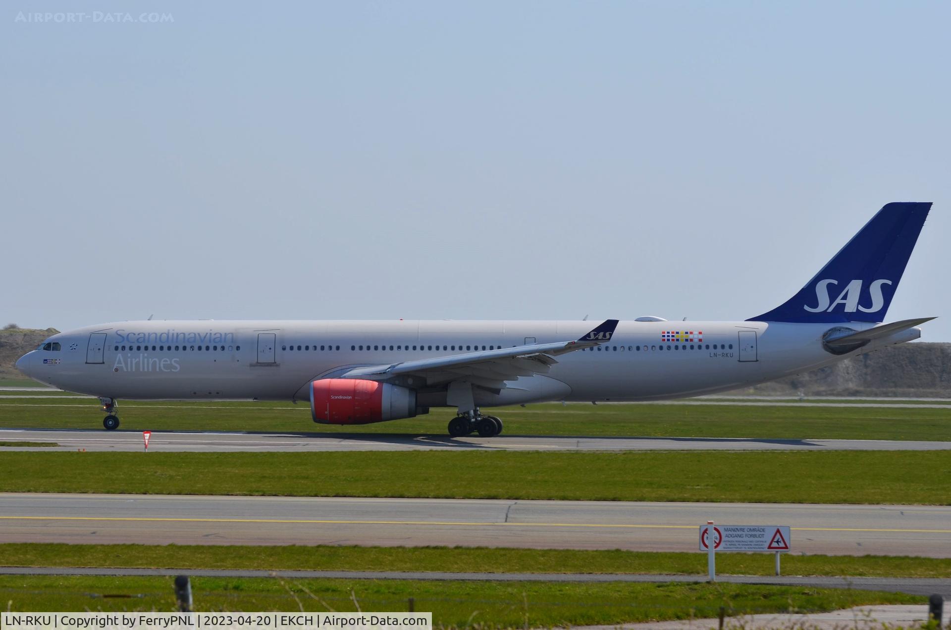 LN-RKU, 2016 Airbus A330-343 C/N 1715, SAS A333 taxying to the runway