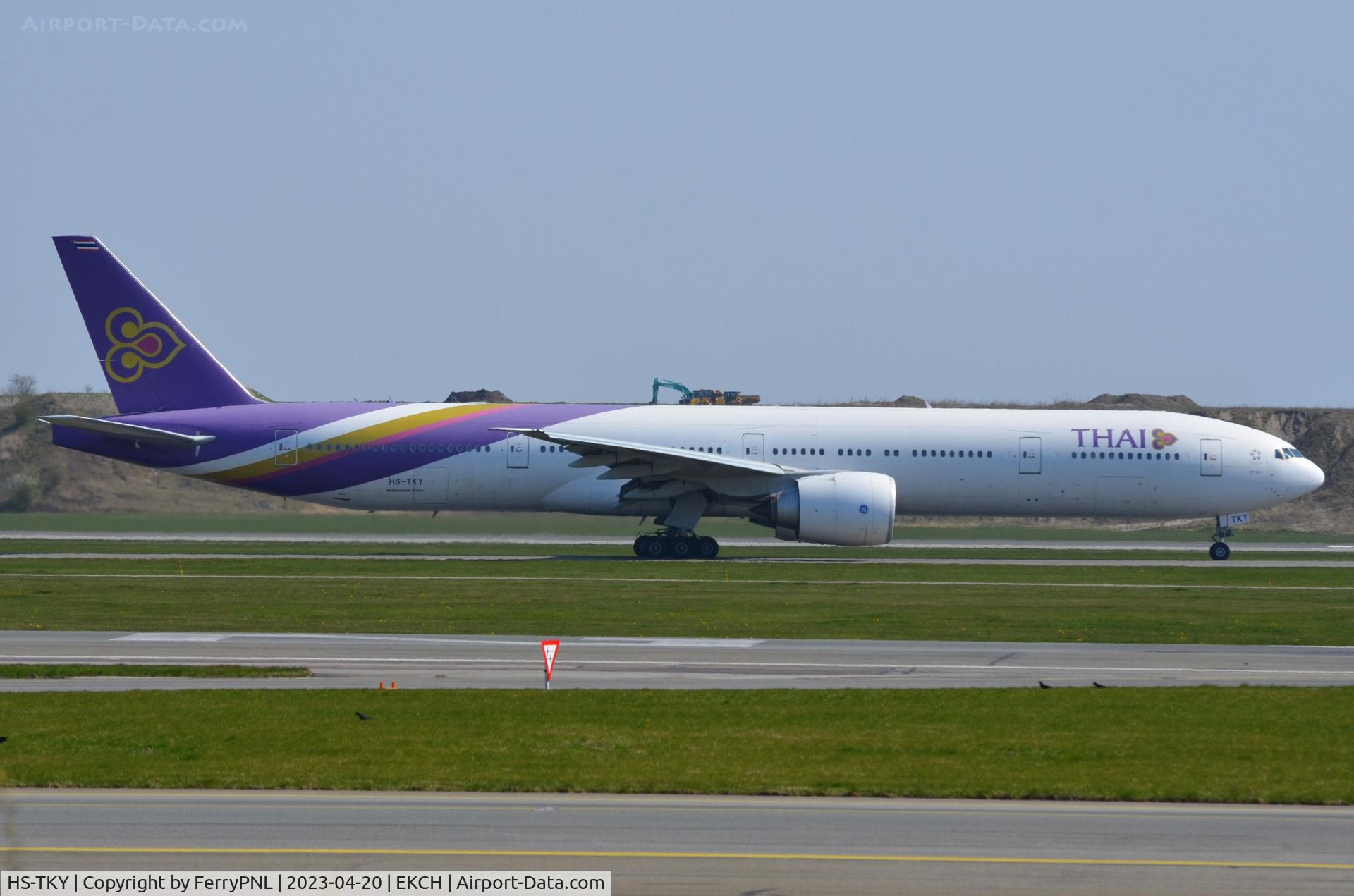HS-TKY, 2015 Boeing 777-3D7/ER C/N 42114, Thai B773 taxying for departure to BKK