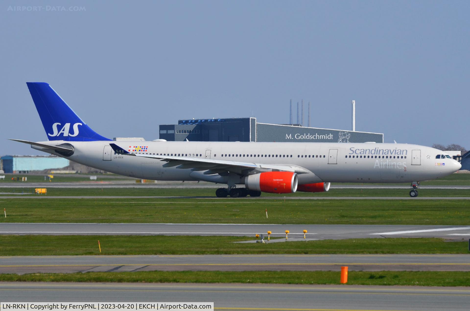 LN-RKN, 2003 Airbus A330-343X C/N 568, SAS A333 taxying for departure