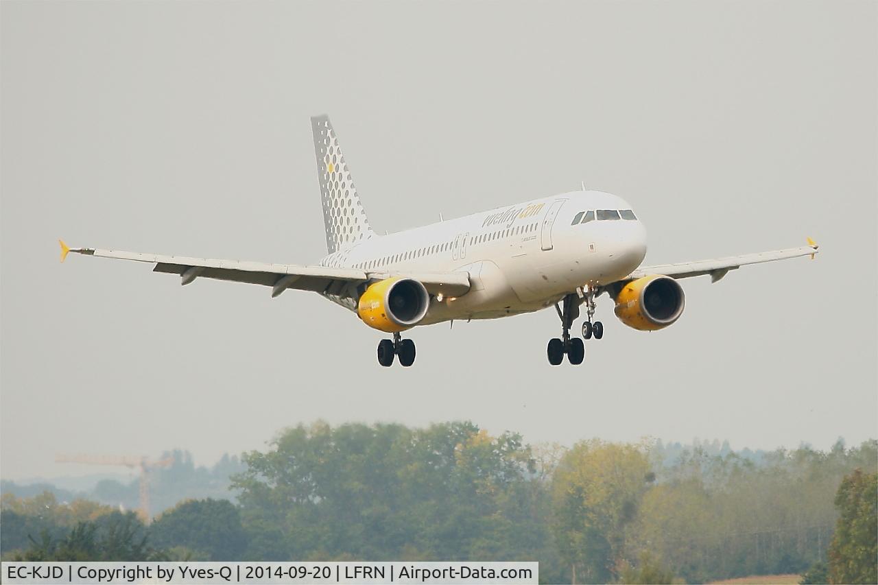 EC-KJD, 2007 Airbus A320-216 C/N 3237, Airbus A320-216, On final rwy 10, Rennes-St Jacques airport (LFRN-RNS)