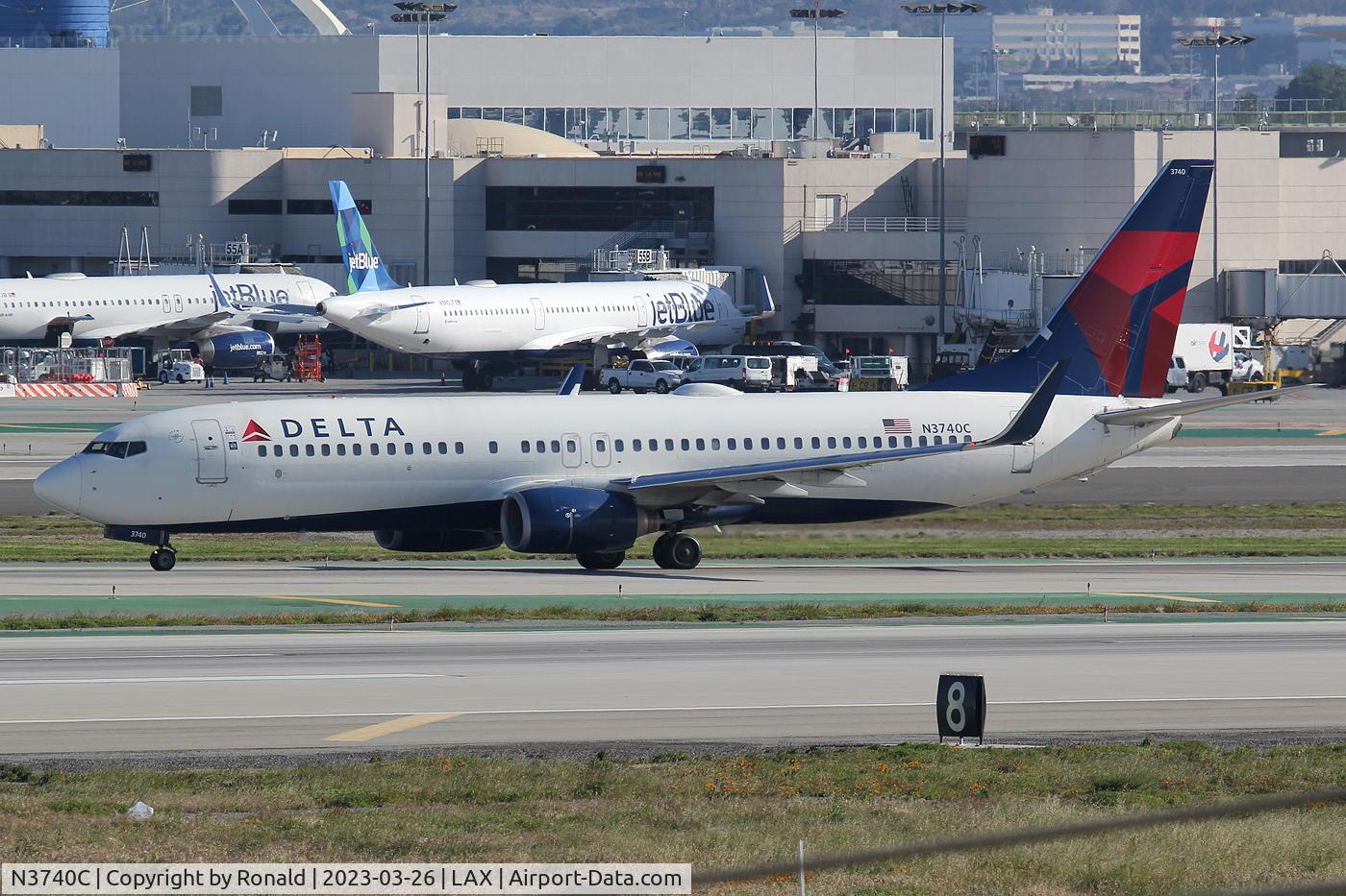 N3740C, 2000 Boeing 737-832 C/N 30800, at lax