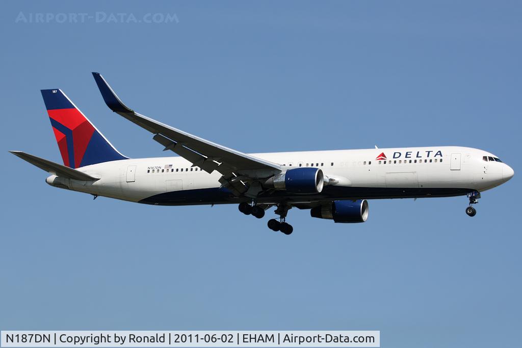 N187DN, 1996 Boeing 767-332/ER C/N 27582, at spl
