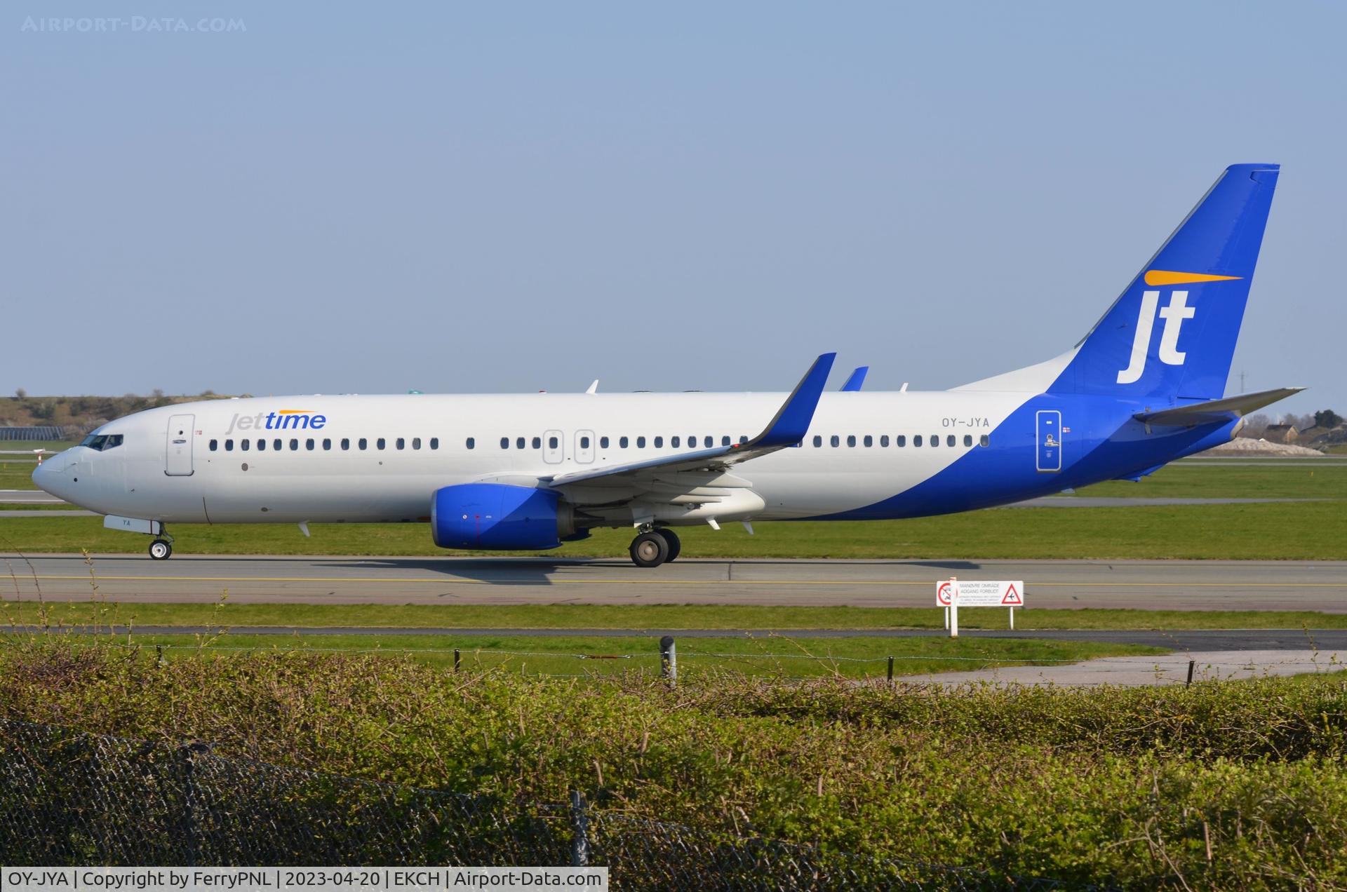 OY-JYA, 2012 Boeing 737-8KN C/N 40253, Jettime B738 taxying past