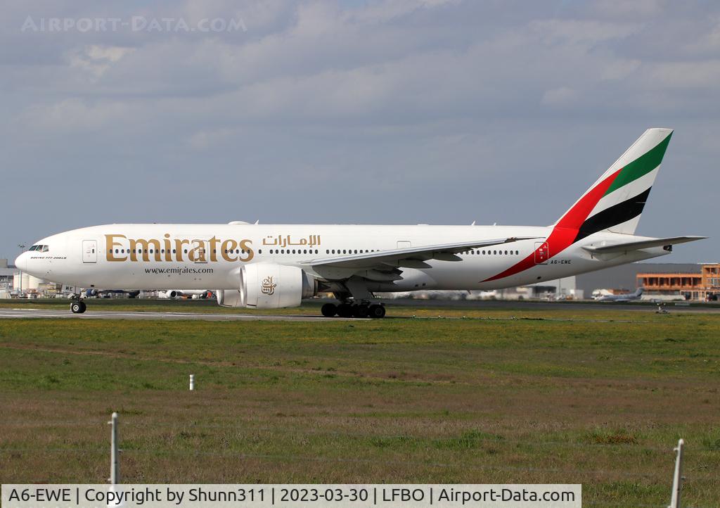 A6-EWE, 2008 Boeing 777-21H/LR C/N 35582, Lining up rwy 32R for departure after visiti to Airbus facility...