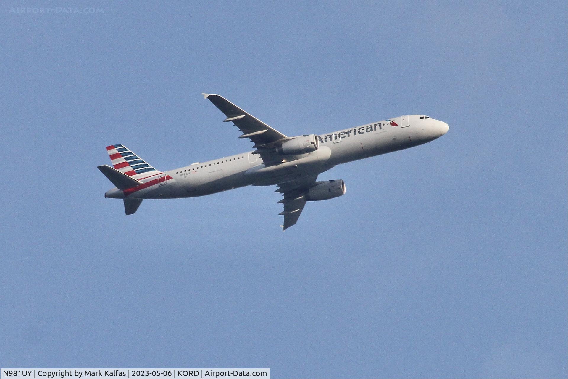 N981UY, 2013 Airbus A321-231 C/N 5800, American Airbus A321-231, N981UY, operating as AA2857 from CLT-ORD, on approach to ORD.