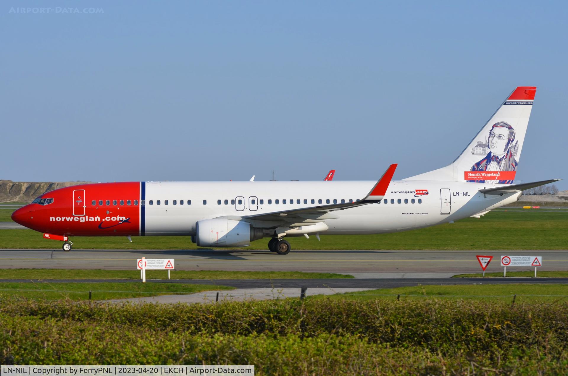 LN-NIL, 2010 Boeing 737-8KN C/N 40237, Norwegian B738 taxying