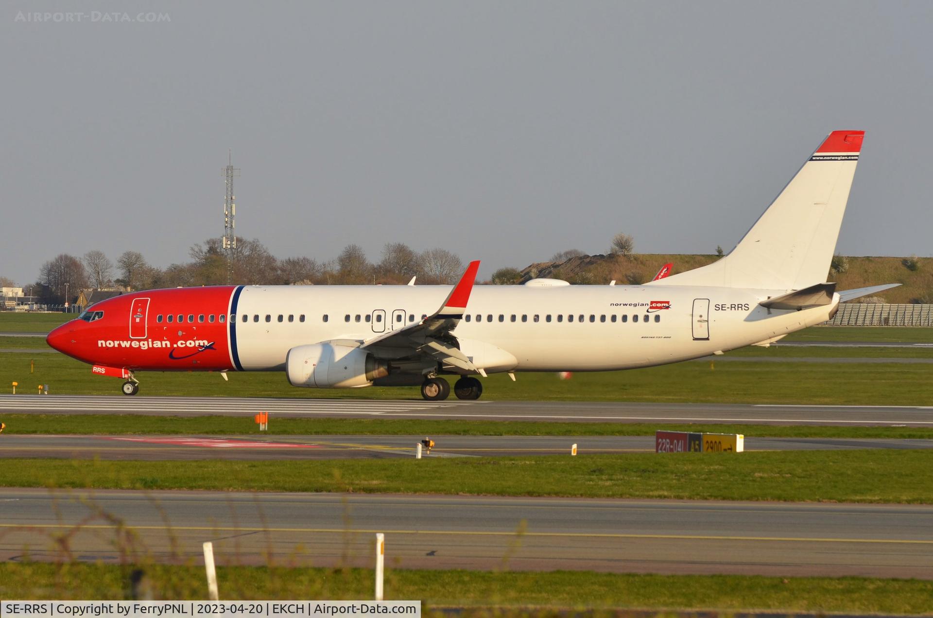 SE-RRS, 2011 Boeing 737-8JP C/N 40869, Norwegian B738 rolling over the piano stripes