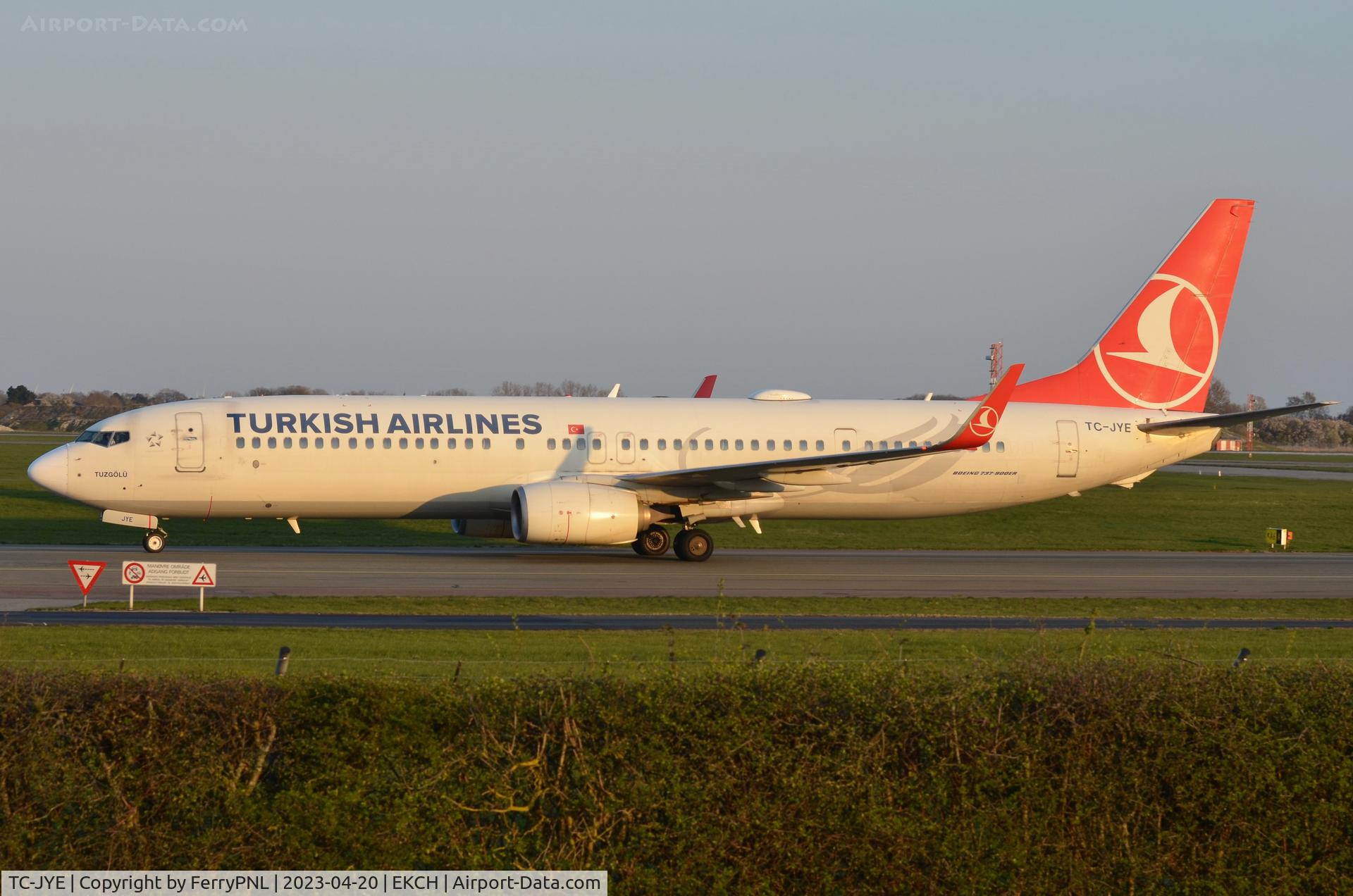 TC-JYE, 2012 Boeing 737-9F2/ER C/N 40979, Turkish B739 on the evening flight from IST