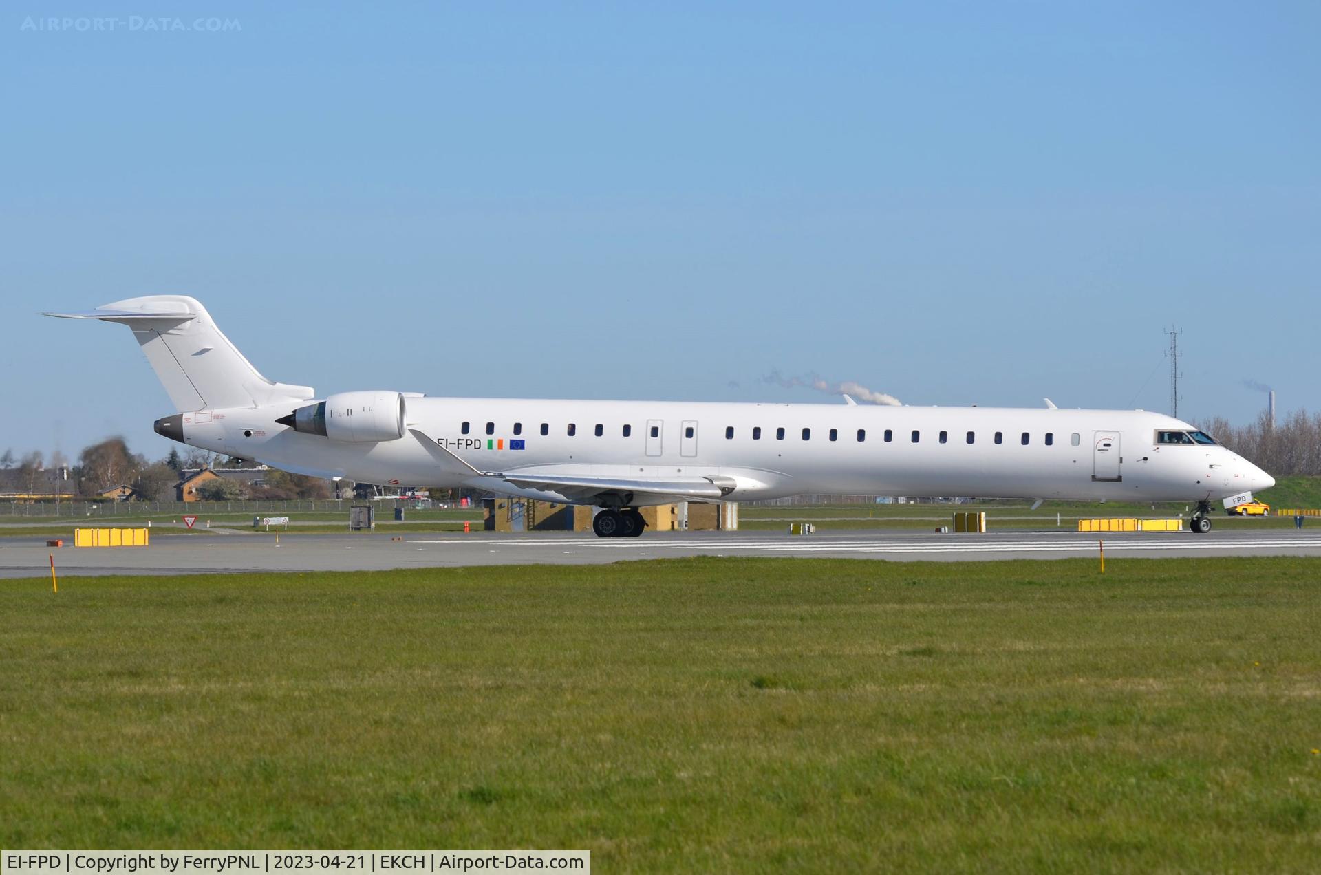 EI-FPD, 2016 Bombardier CRJ-900LR (CL-600-2D24) C/N 15401, SAS/CityJet CL900 lining-up