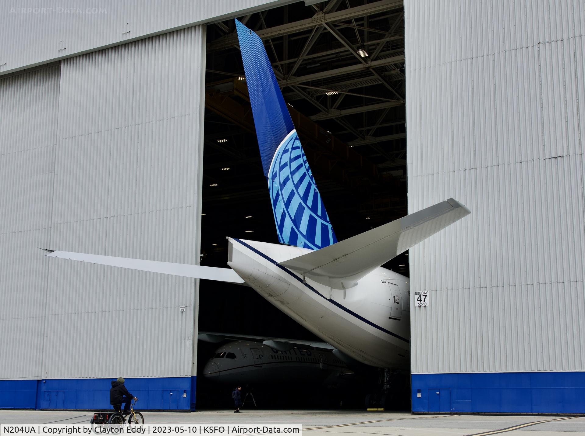 N204UA, 1999 Boeing 777-222/ER C/N 28713, SFO 2023.
