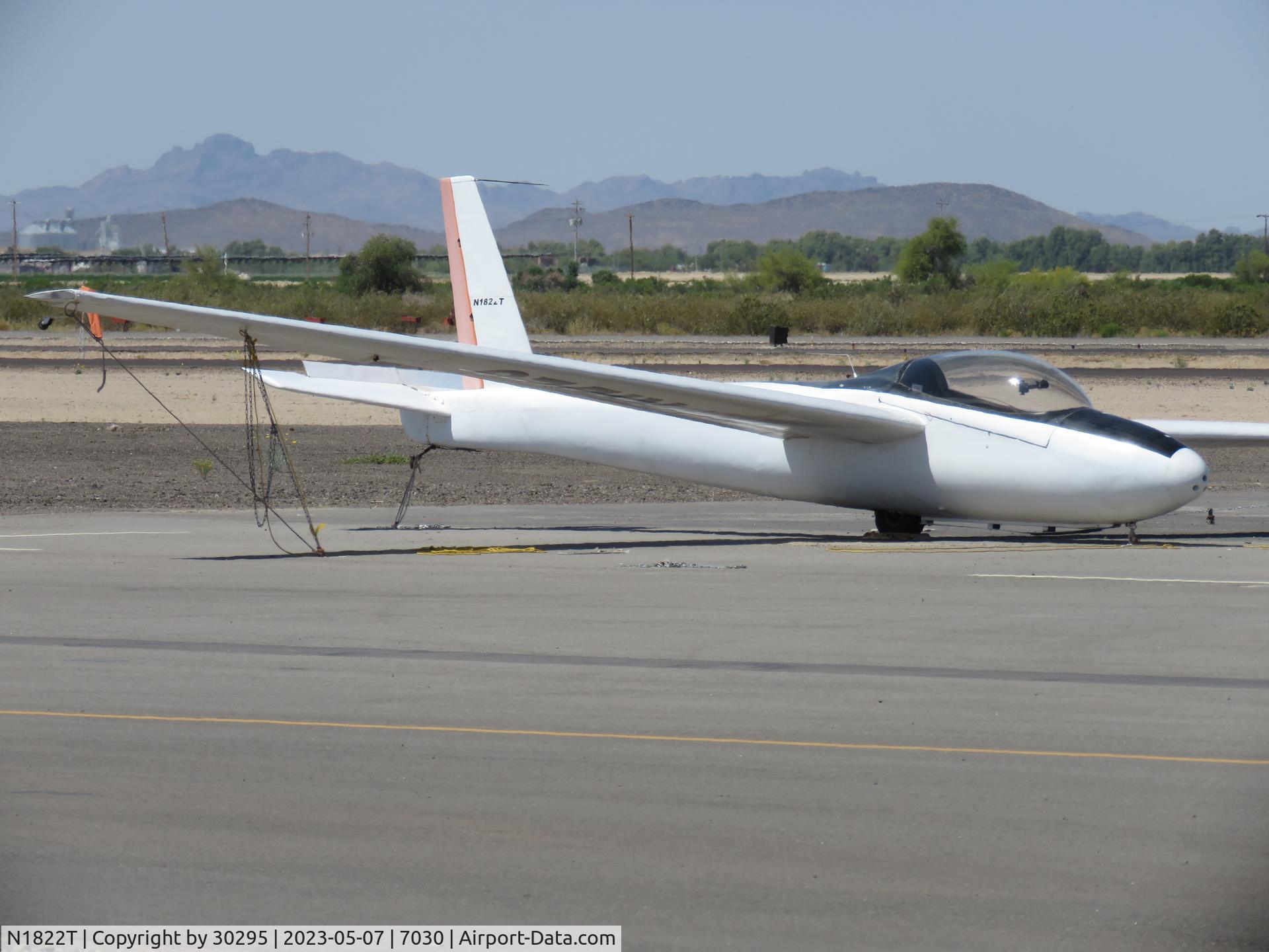 N1822T, 1964 Schweizer SGS 2-32 C/N 4, Parked