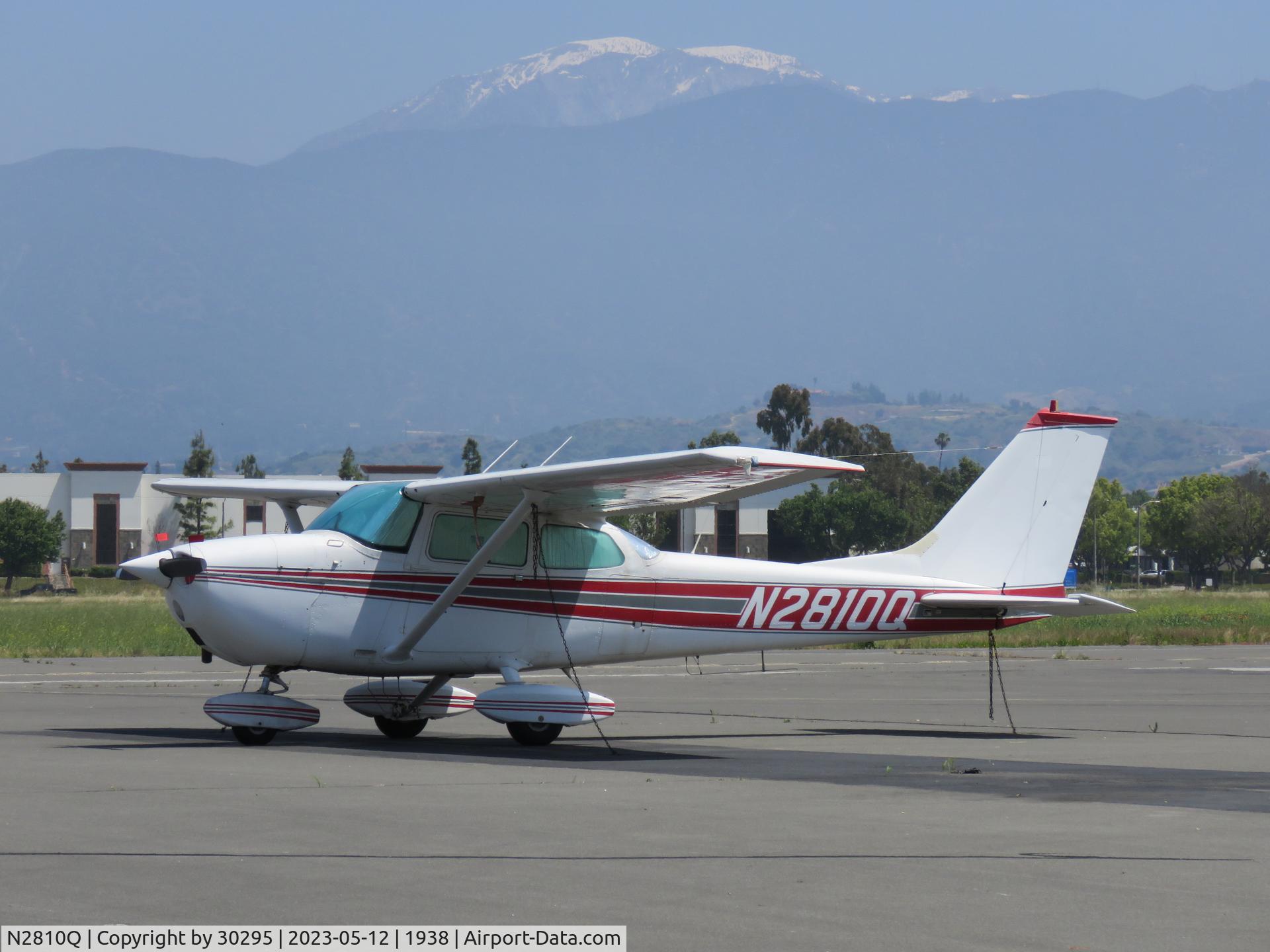 N2810Q, 1971 Cessna 172L C/N 17259810, Parked