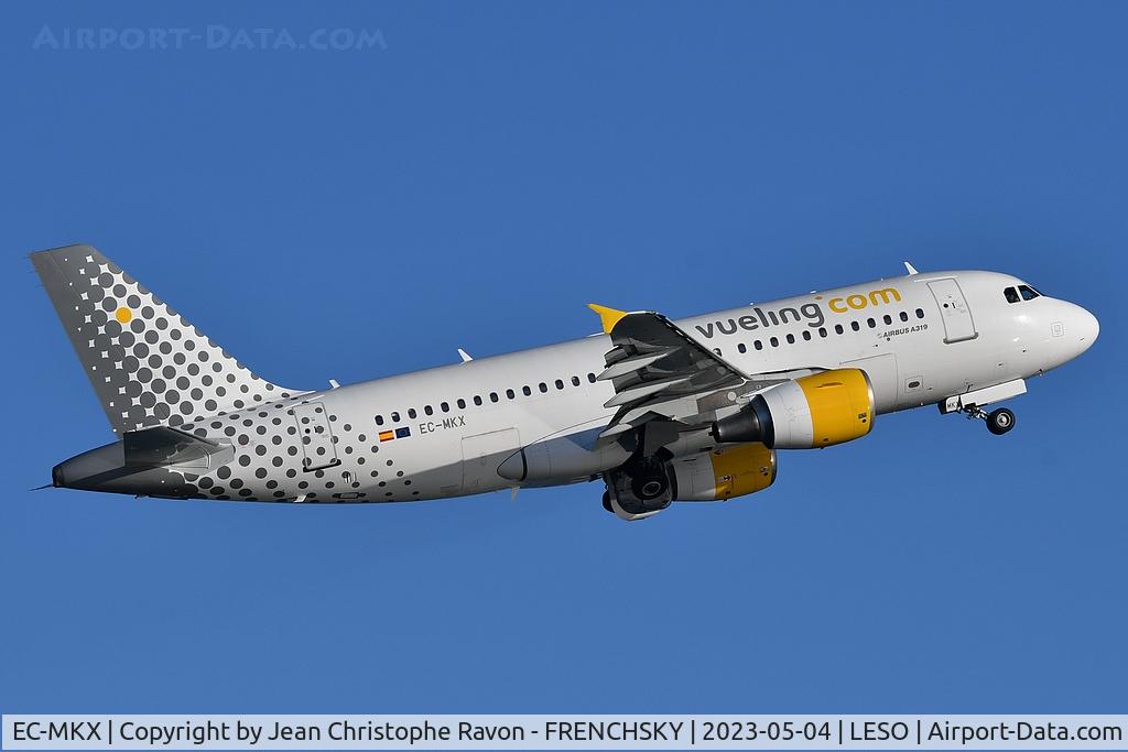 EC-MKX, 2007 Airbus A319-111 C/N 3054, Vueling take off to Barcelona