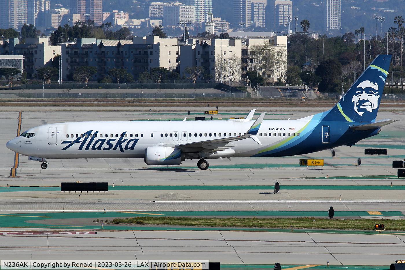 N236AK, 2016 Boeing 737-990/ER C/N 36351, at lax