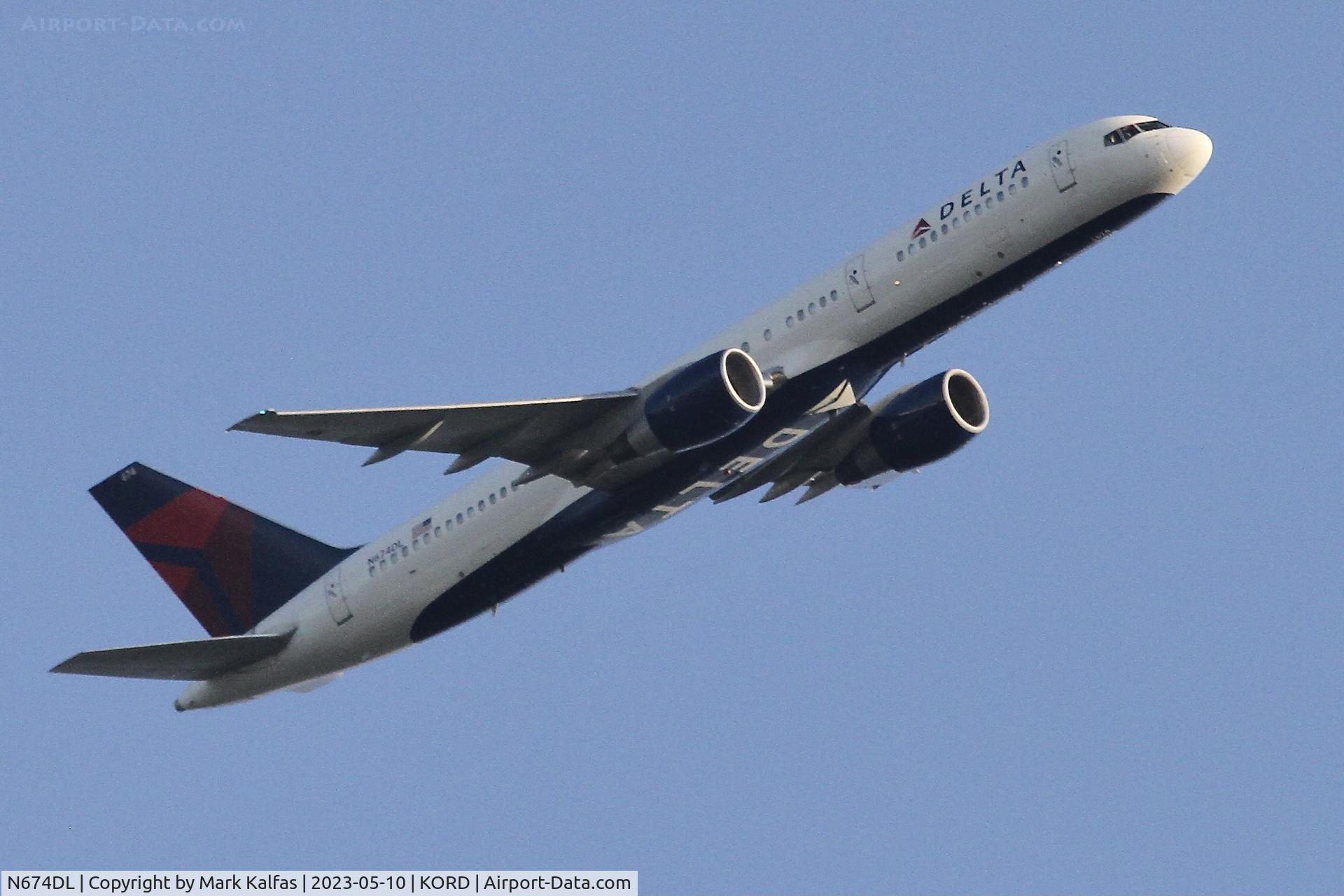 N674DL, 1992 Boeing 757-232 C/N 25979, Delta Boeing 757-232, N674DL operating as DL2879 from ATL to ORD, turning in to intercept 10C at O'Hare.