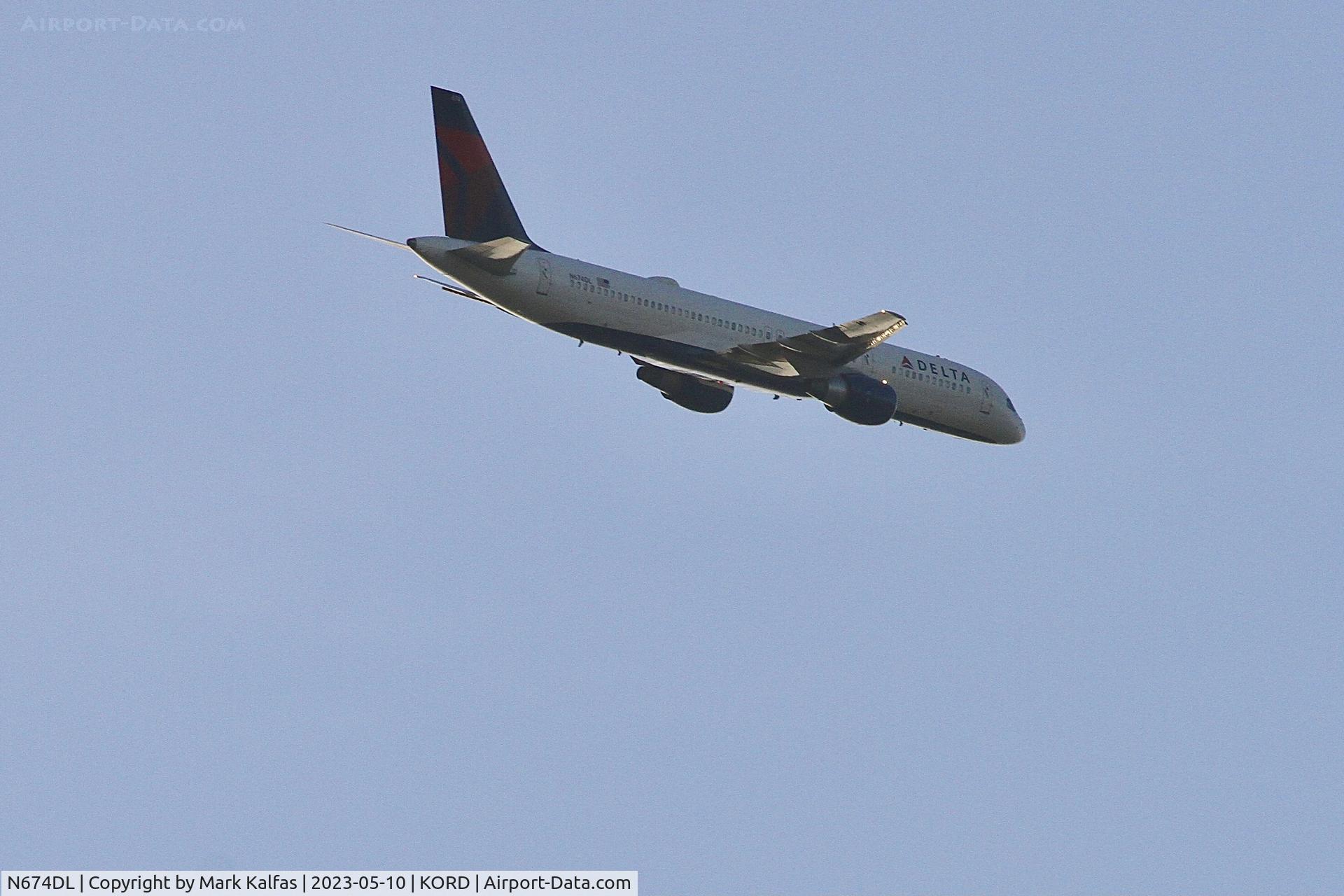 N674DL, 1992 Boeing 757-232 C/N 25979, Delta Boeing 757-232, N674DL operating as DL2879 from ATL to ORD, turning in to intercept 10C at O'Hare