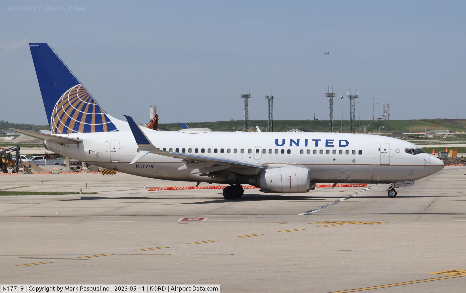 N17719, 1999 Boeing 737-724 C/N 28938, Boeing 737-724