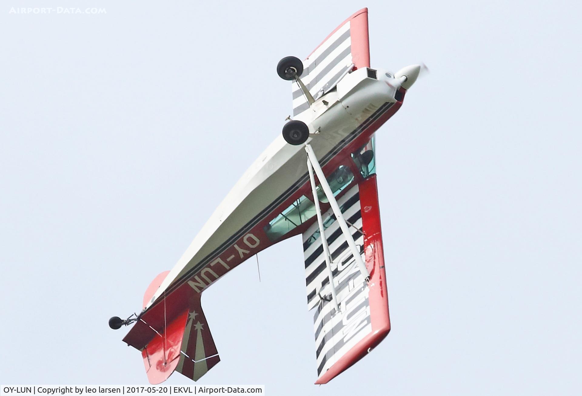 OY-LUN, 1995 American Champion 8KCAB Decathlon C/N 763-96, Værløse 20.5.2017 in loop.