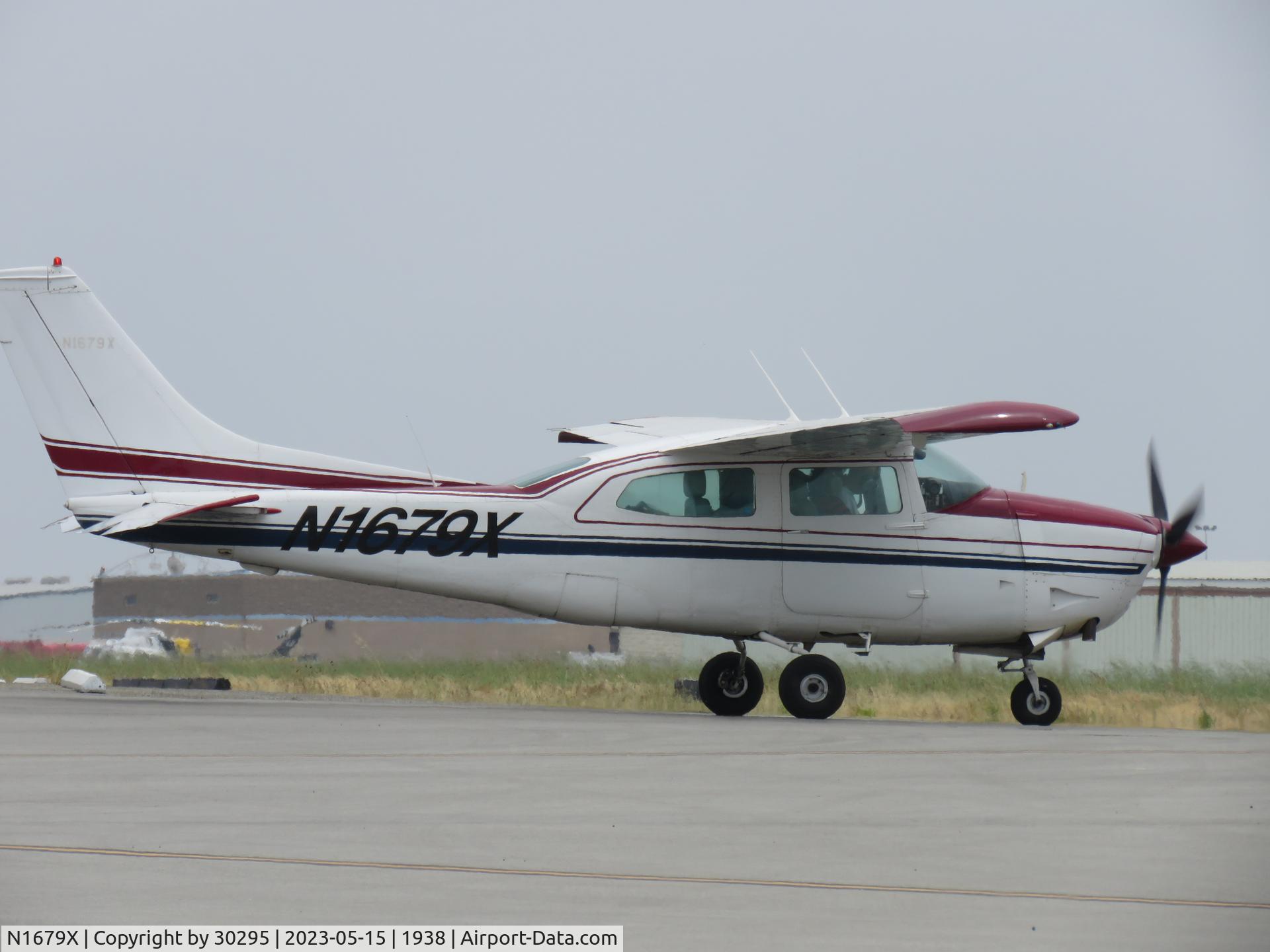 N1679X, 1975 Cessna T210L Turbo Centurion C/N 21060714, Leaving to go flying