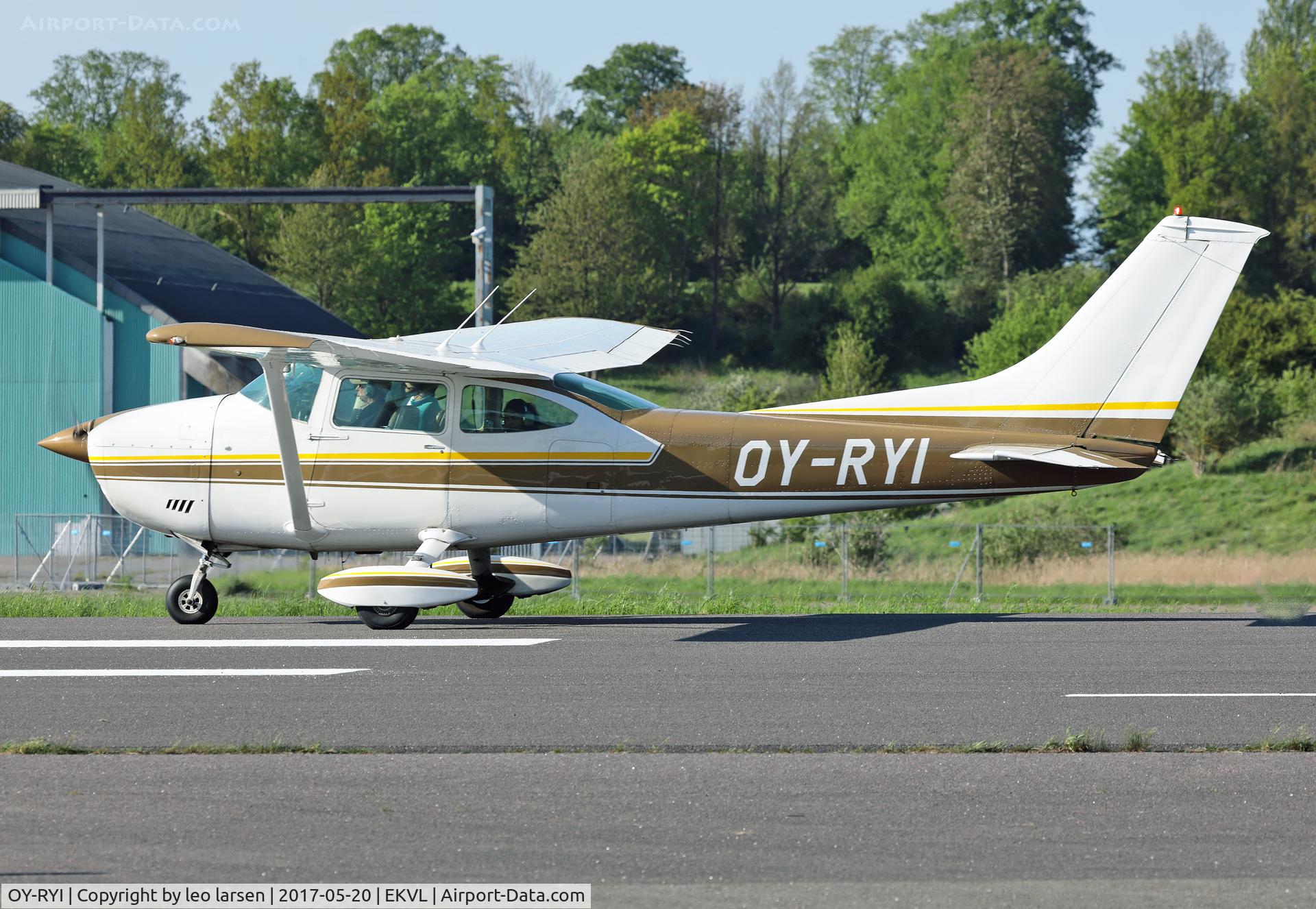 OY-RYI, 1973 Cessna 182P Skylane Skylane C/N 18261811, Værløse 20.5.2017