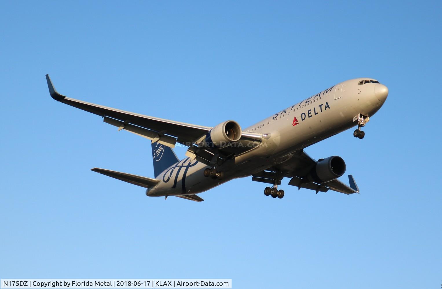 N175DZ, 1999 Boeing 767-332 C/N 29696, DAL 763 zx