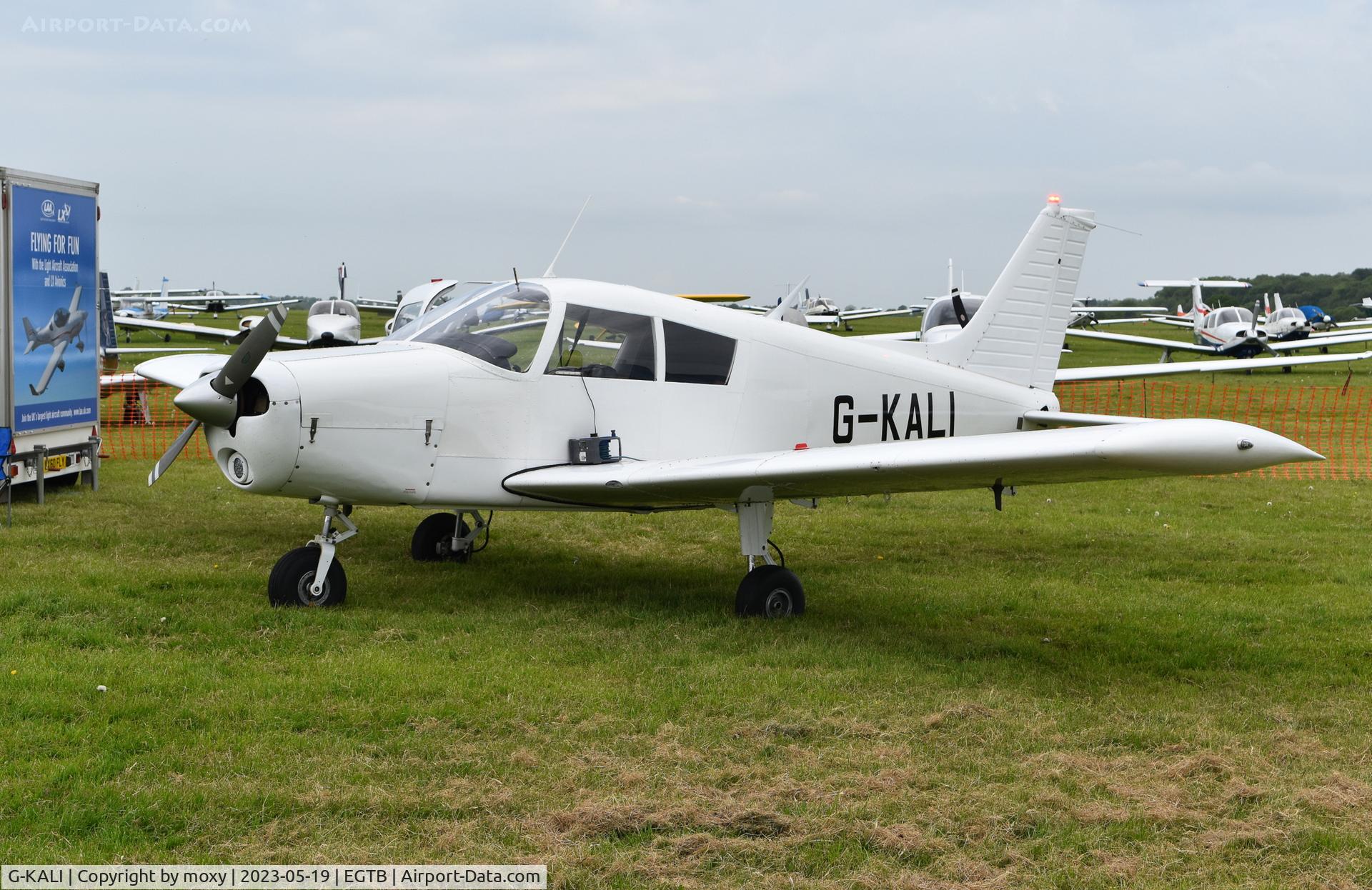 G-KALI, 1972 Piper PA-28-140 Cherokee F C/N 28-7325195, Piper PA-28-140 Cherokee at Wycombe Air Park.