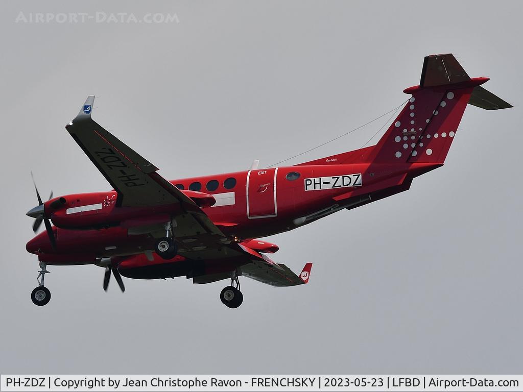 PH-ZDZ, 1999 Raytheon B200 King Air C/N BB-1675, Zeusch Aviation from Malaga landing runway 05