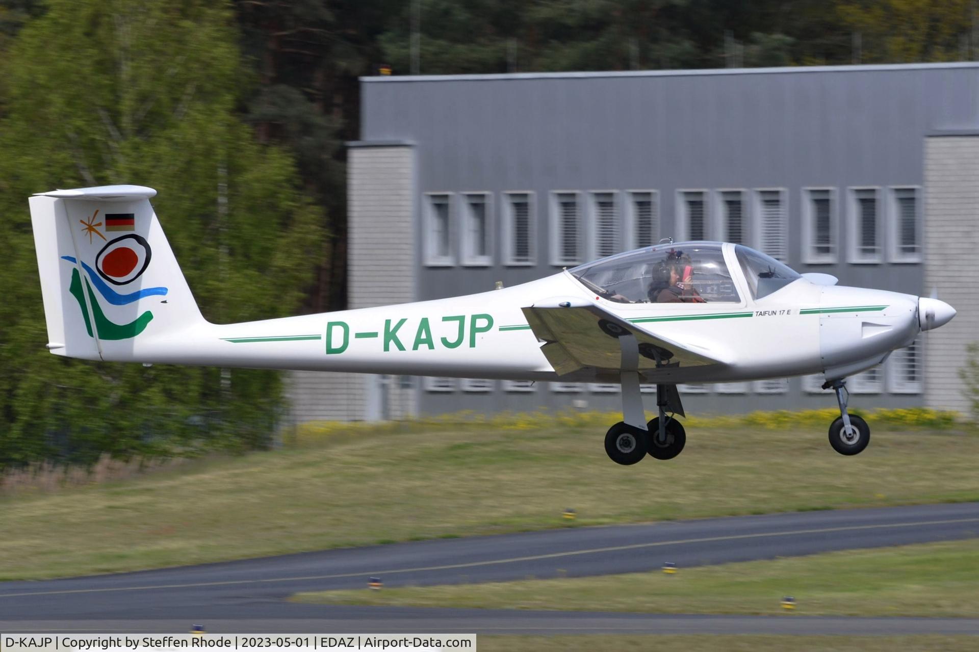 D-KAJP, 1990 Valentin Taifun 17E-II C/N 1135, just before touchdown at EDAZ