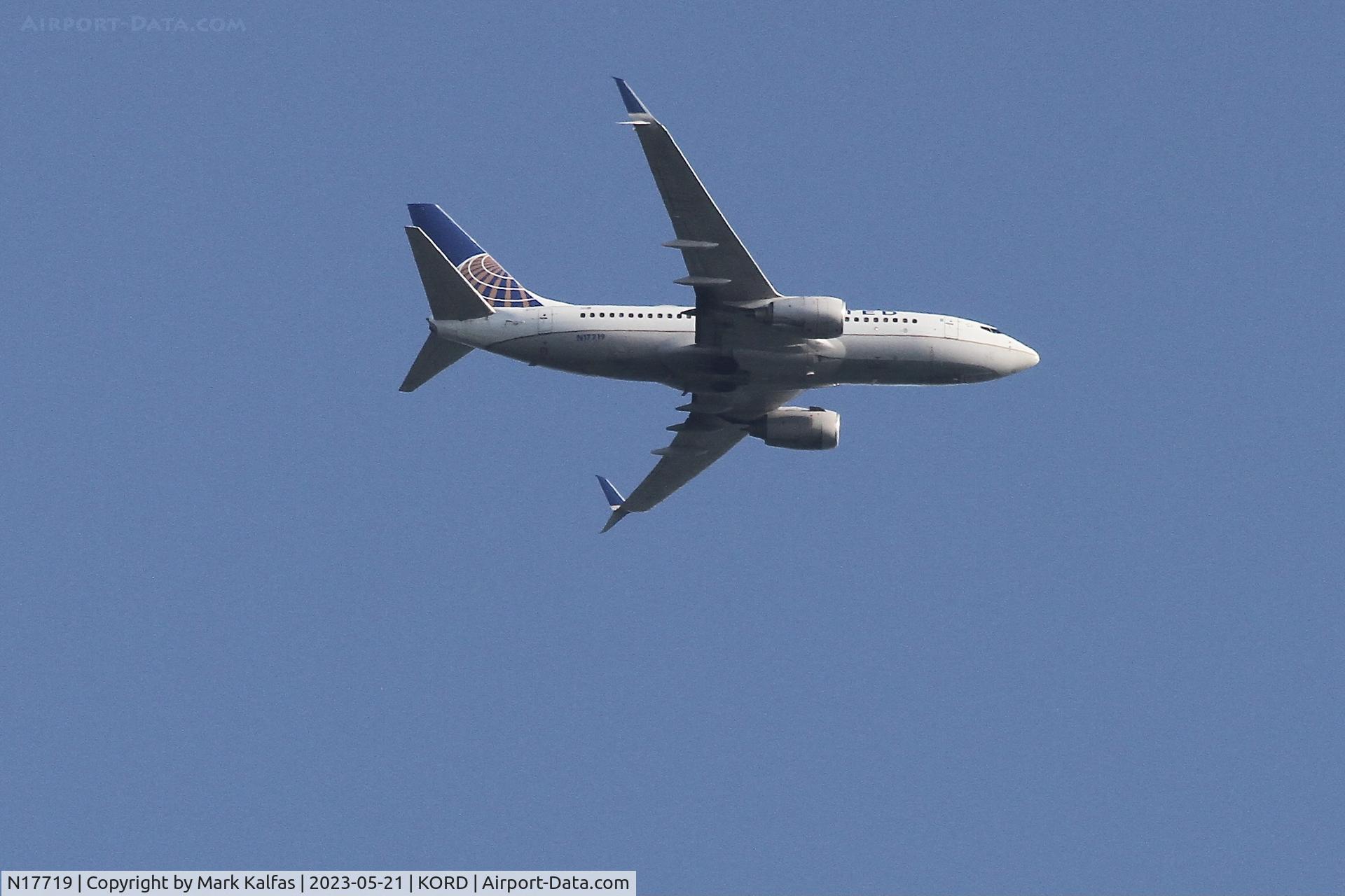 N17719, 1999 Boeing 737-724 C/N 28938, United Airlines B737 N17719 UA1463 IND-ORD